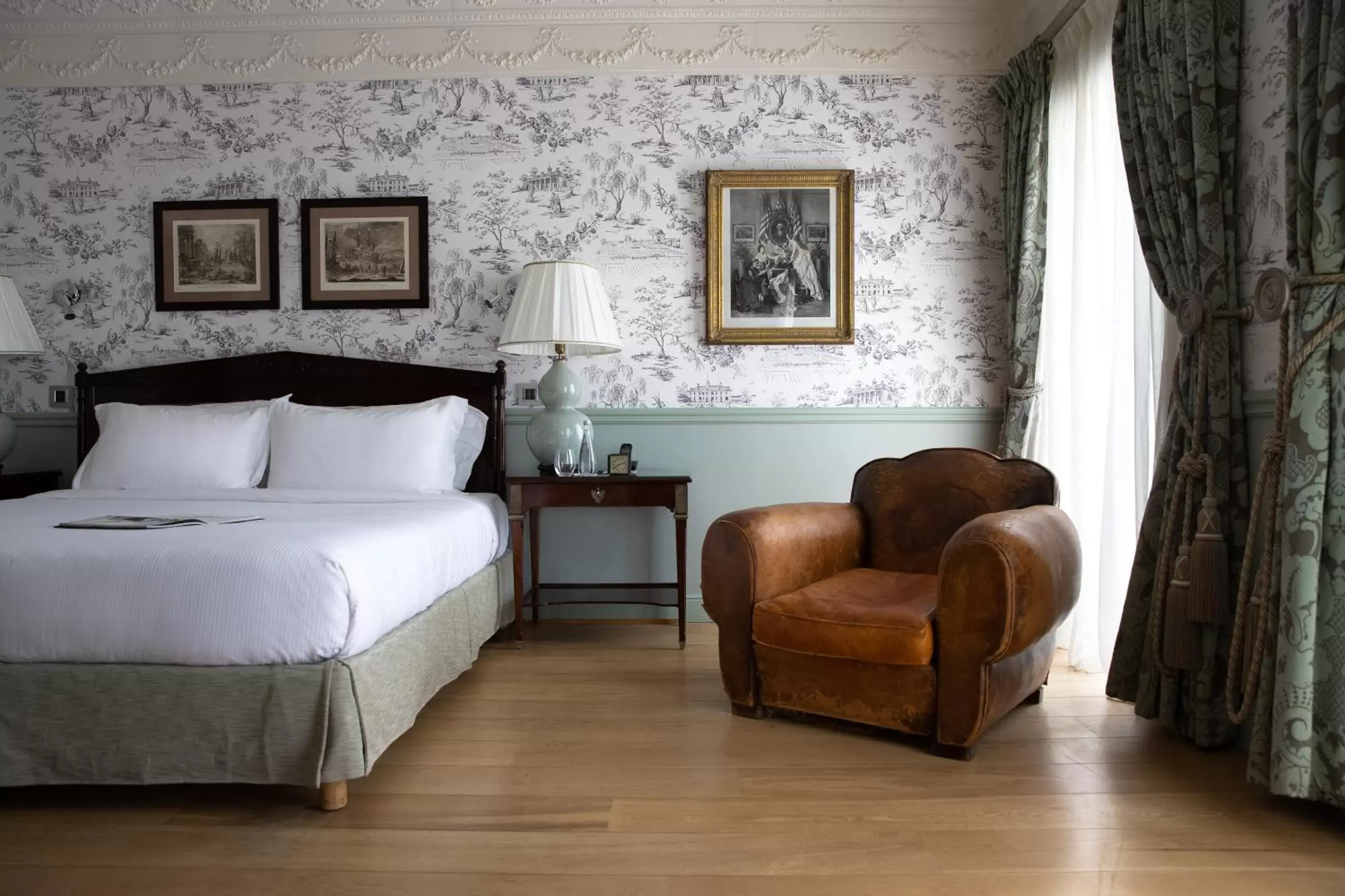 Bedroom in Hôtel de Toiras