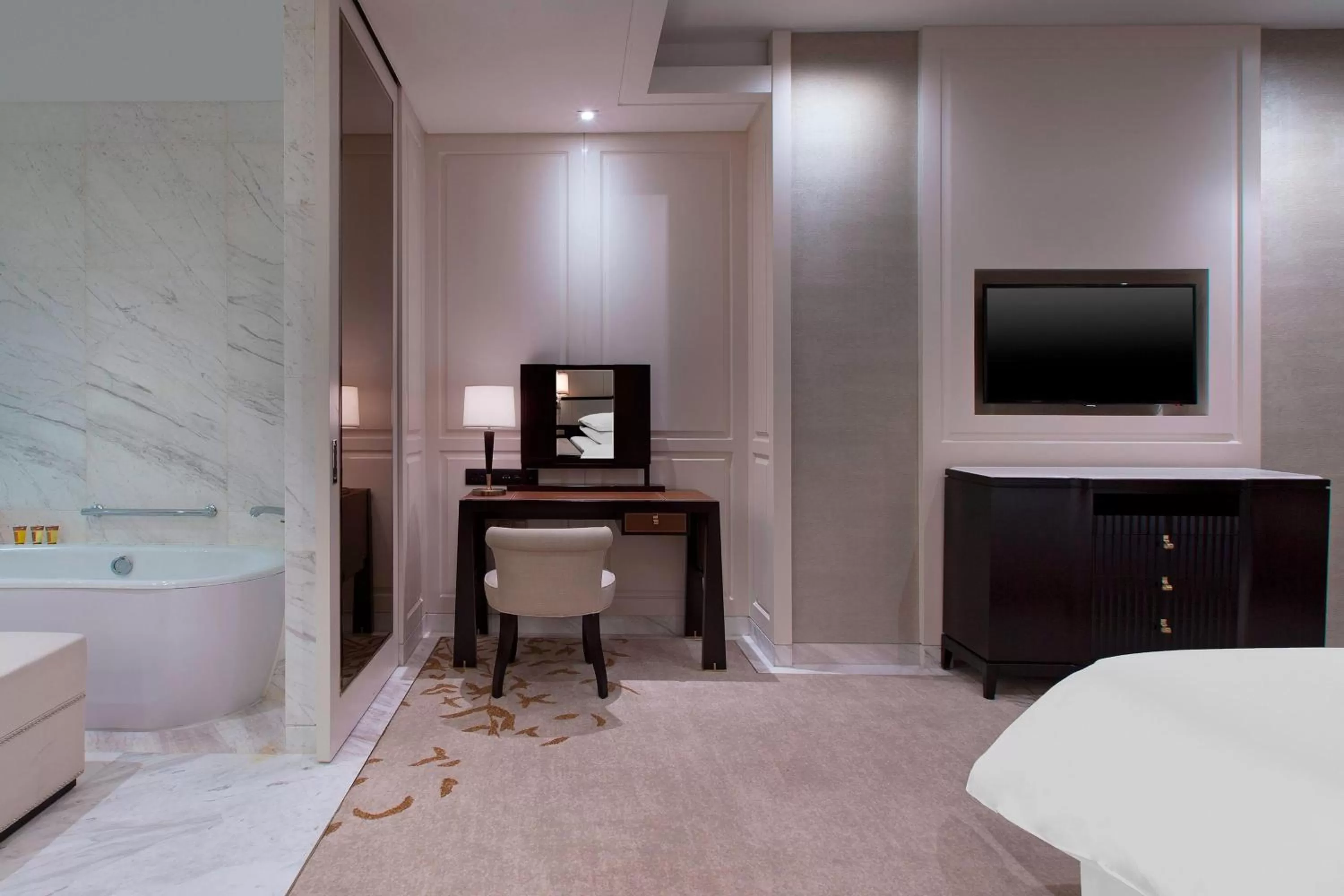 Photo of the whole room, Bed in Sheraton Qingdao Licang Hotel