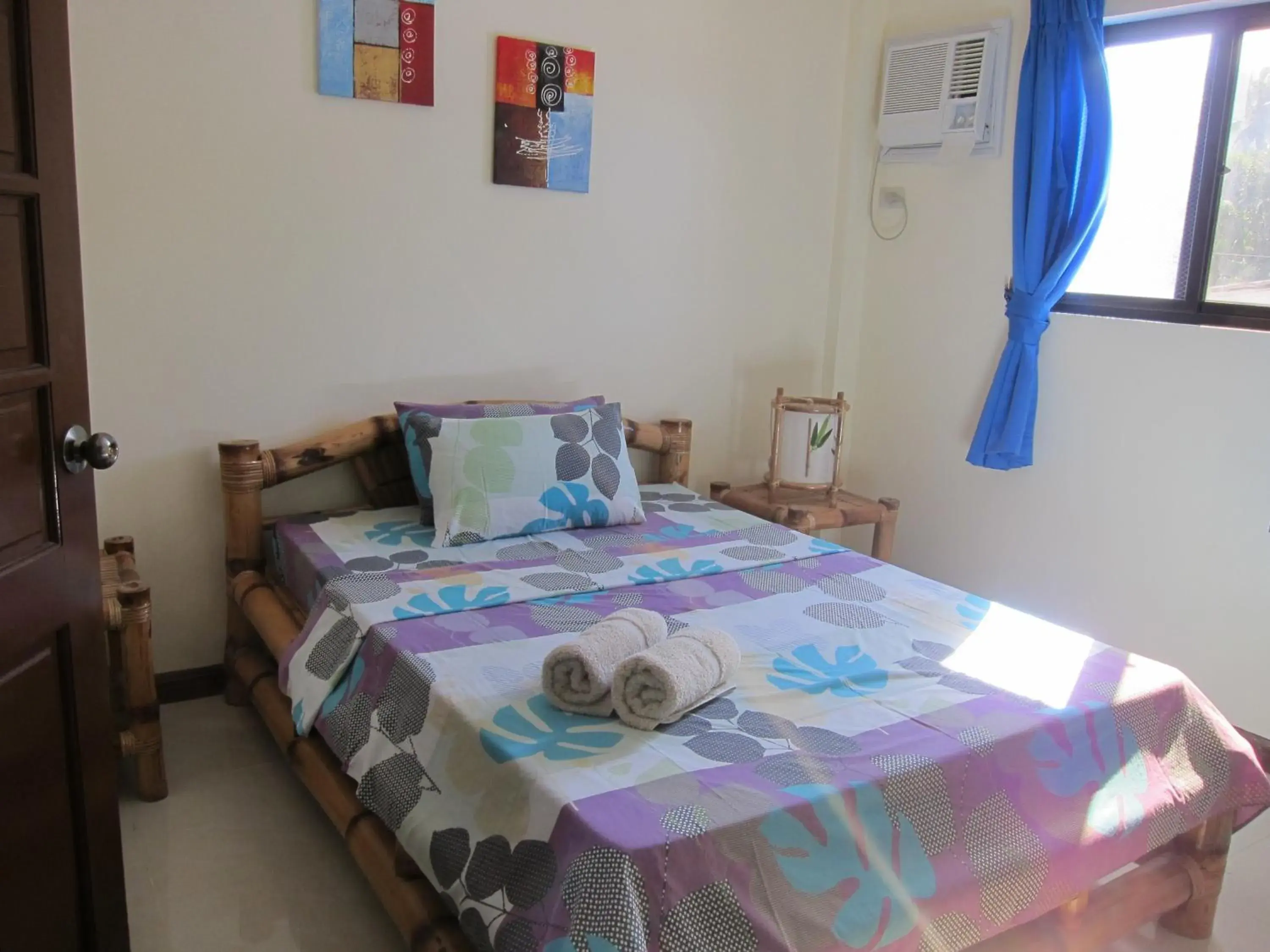 Bedroom, Bed in Squares Beachside Apartments