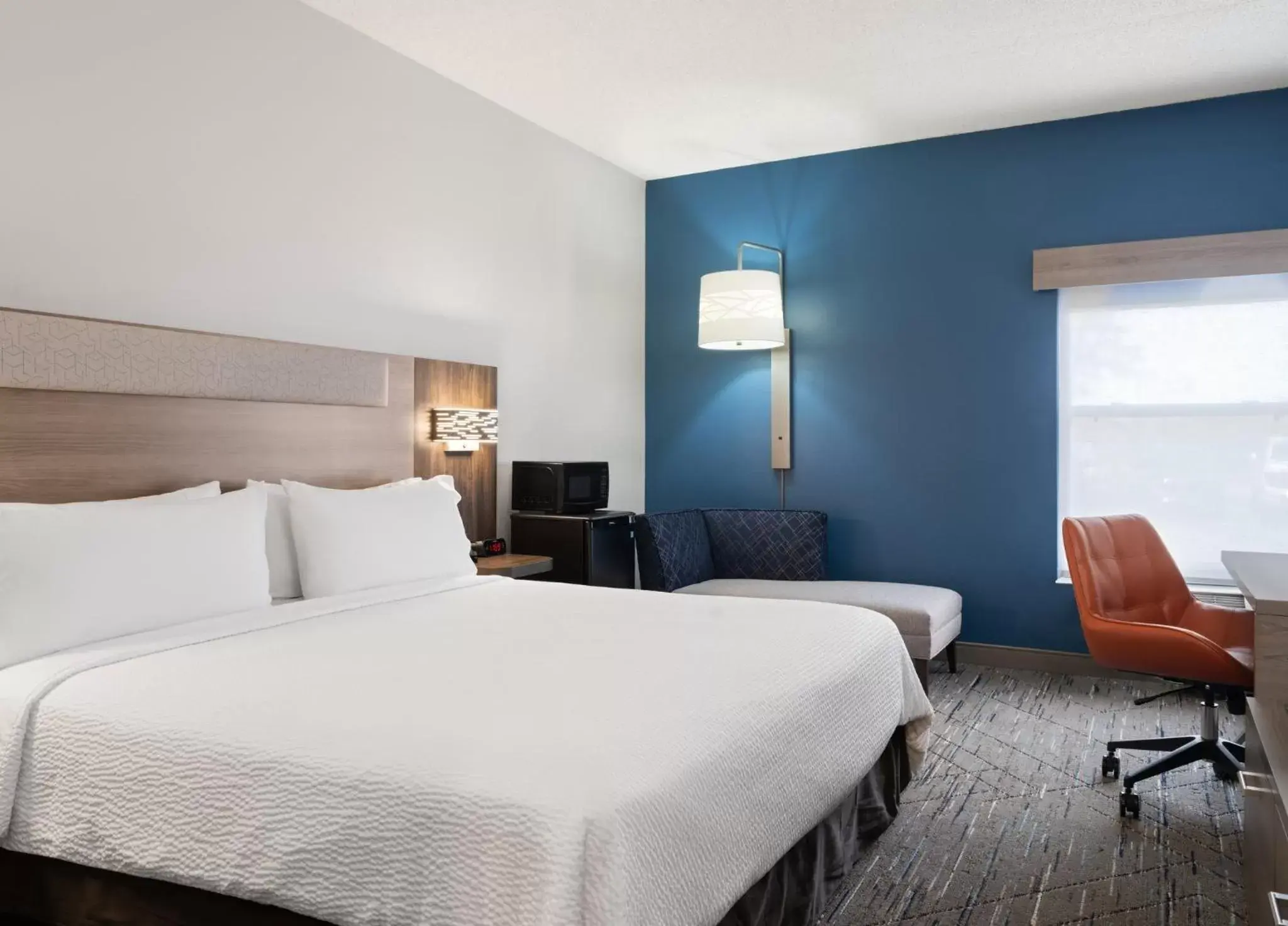 Photo of the whole room, Bed in Holiday Inn Express Indianapolis Airport, an IHG Hotel