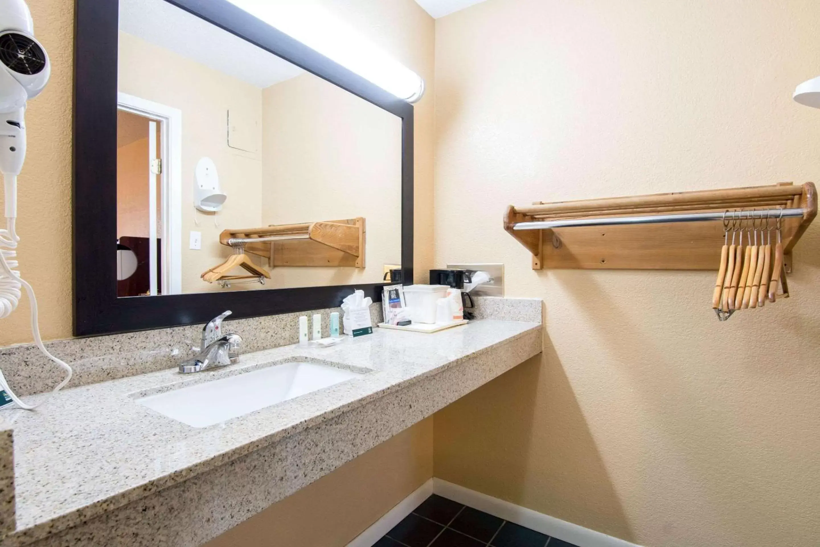 Bathroom in Quality Inn Arkadelphia - University Area
