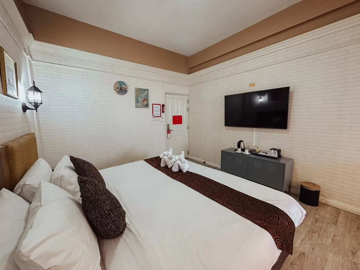 Bed in Hotel De Khuvieng