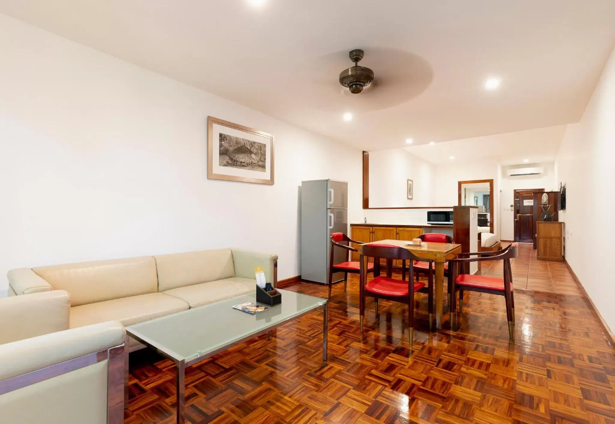 Kitchen or kitchenette, Seating Area in Airways Hotel