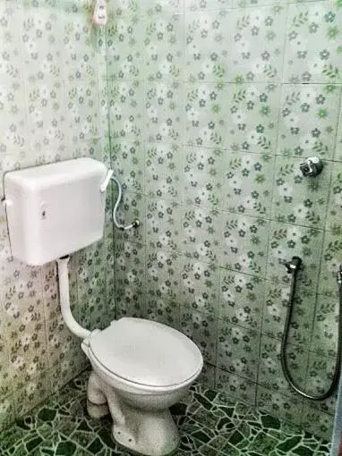 Bathroom in Rose Inn Motel