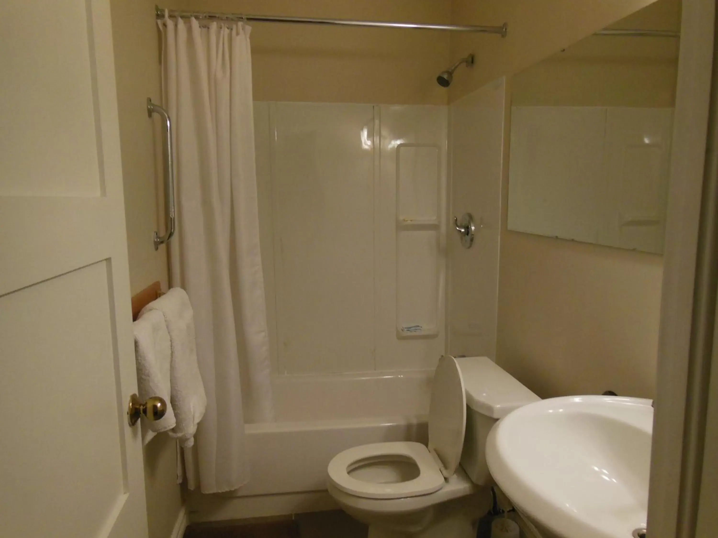 Bathroom in Kent Motel