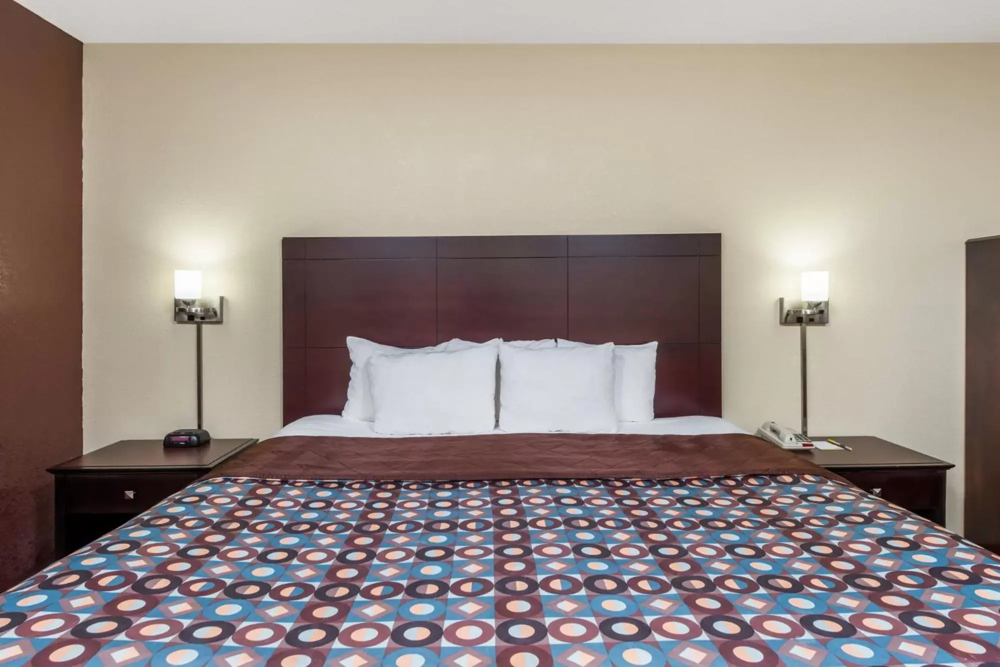 Bed in Days Inn & Suites by Wyndham Casey