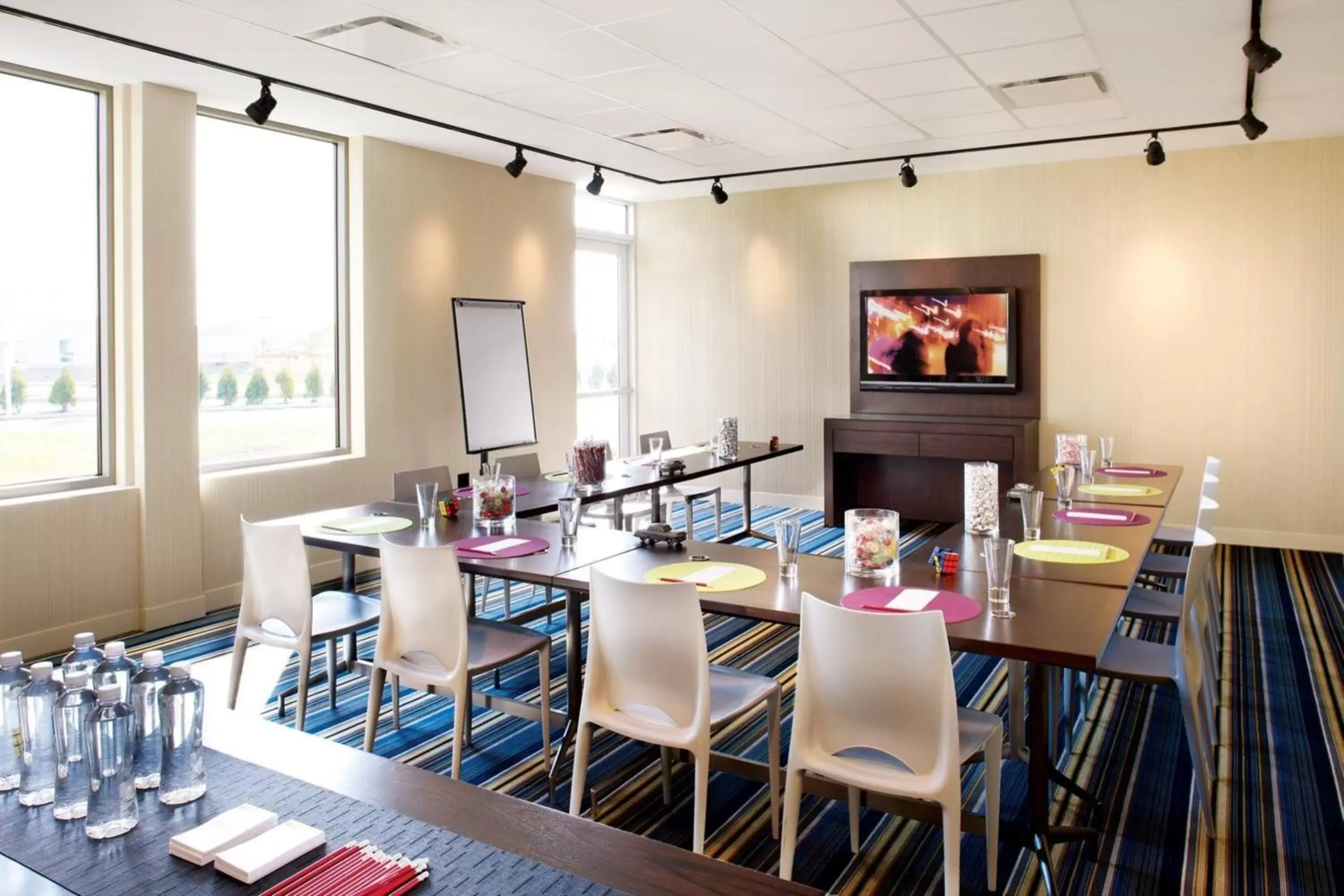 Meeting/conference room, Restaurant/Places to Eat in aloft Green Bay