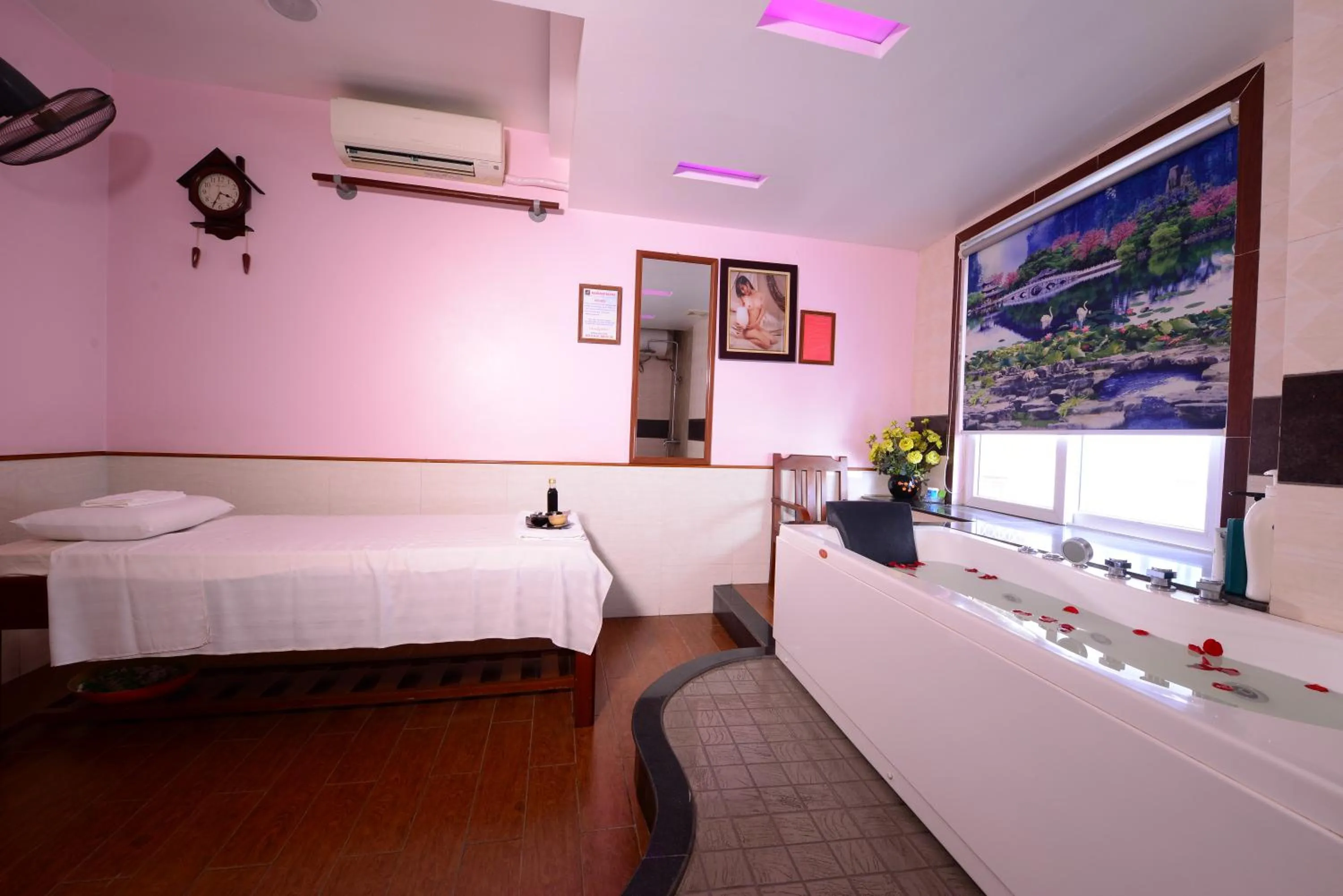 Massage, Bed in Blue Hanoi Inn Luxury Hotel