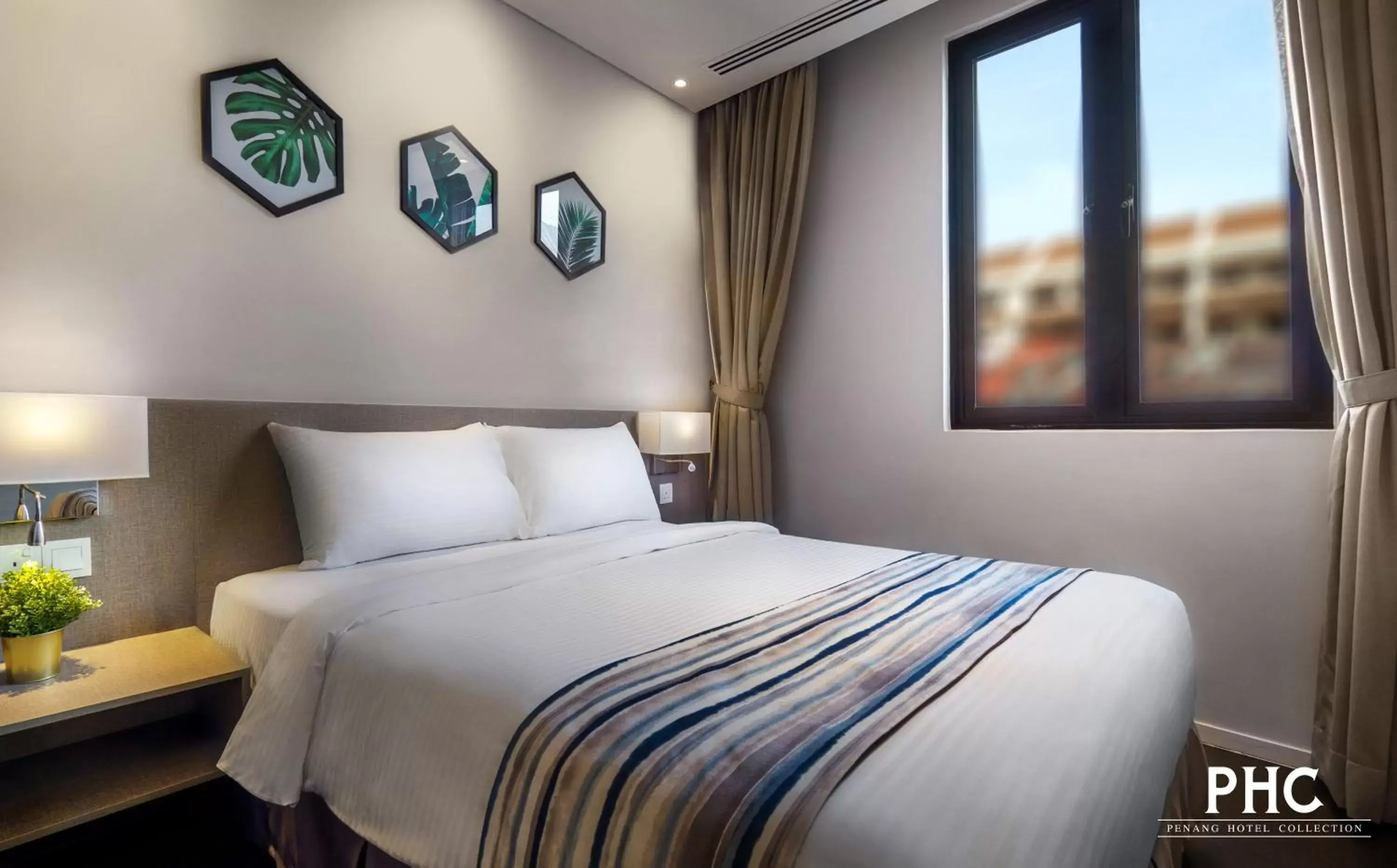 Bedroom, Bed in Ropewalk Piazza Hotel by PHC