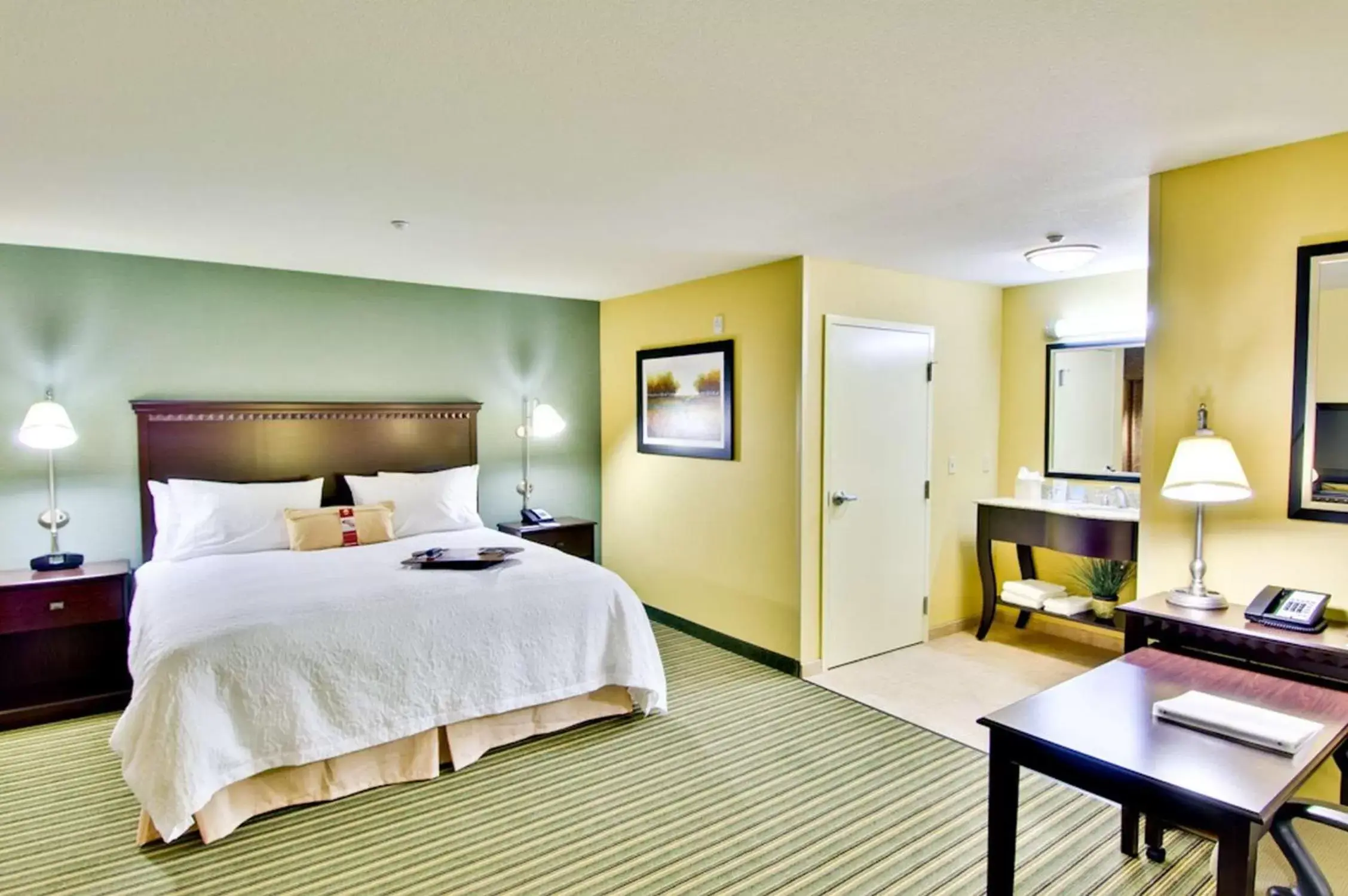 Living room, Bed in Hampton Inn & Suites Moreno Valley