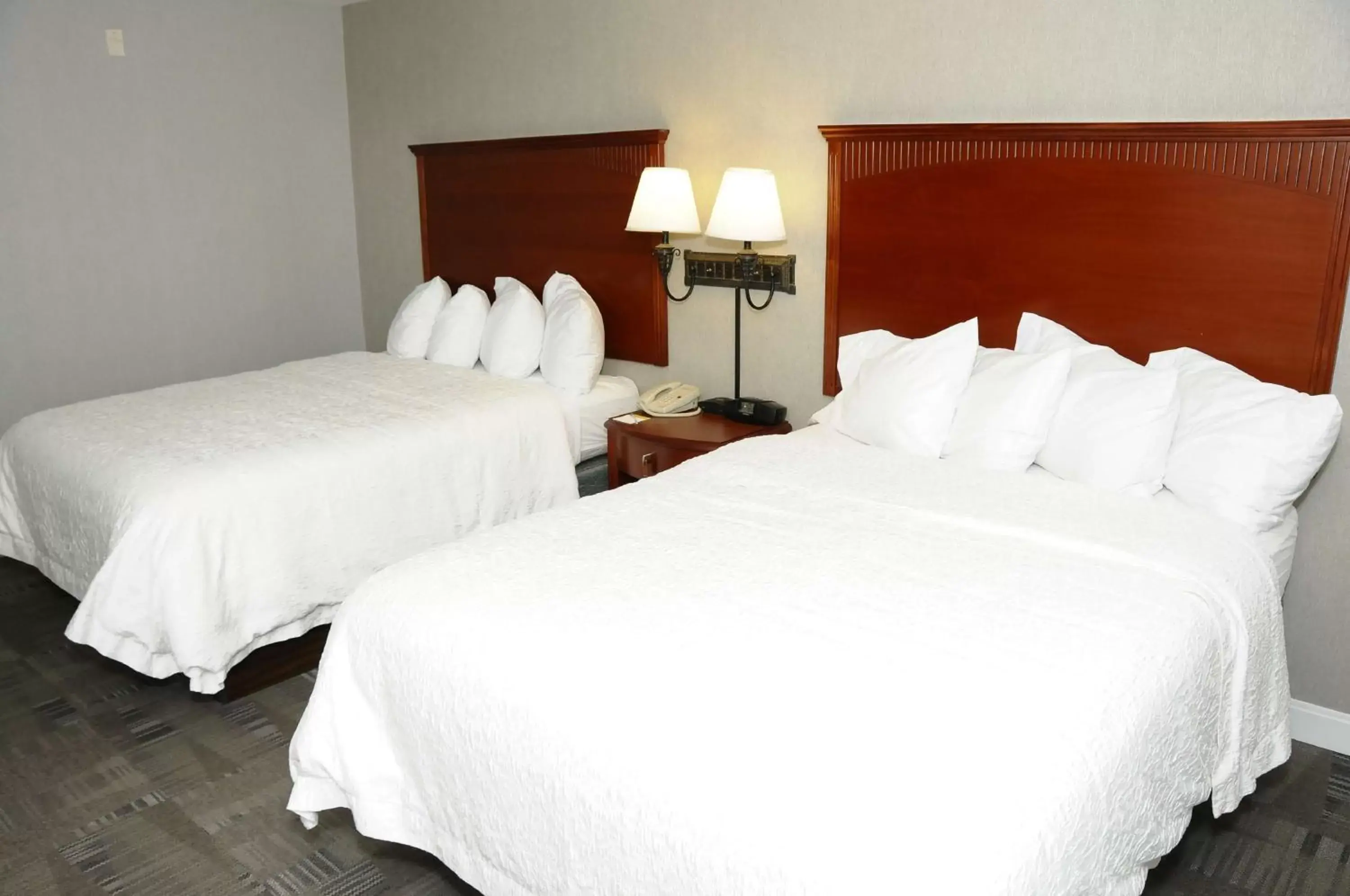 Bed in Hampton Inn & Suites Redding Bed in Hampton Inn & Suites Redding