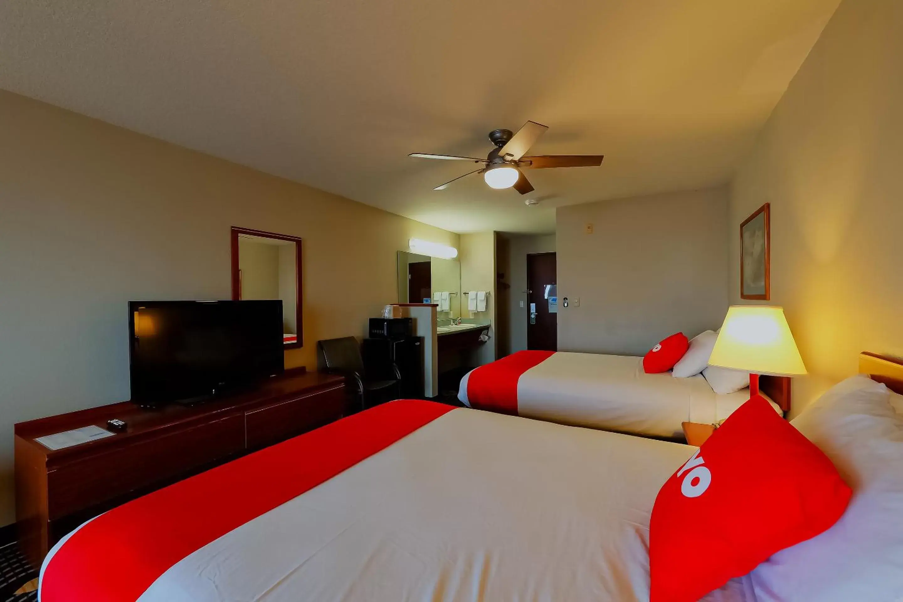 Bedroom, Bed in Siletz Bay Beachfront Hotel by OYO Lincoln City