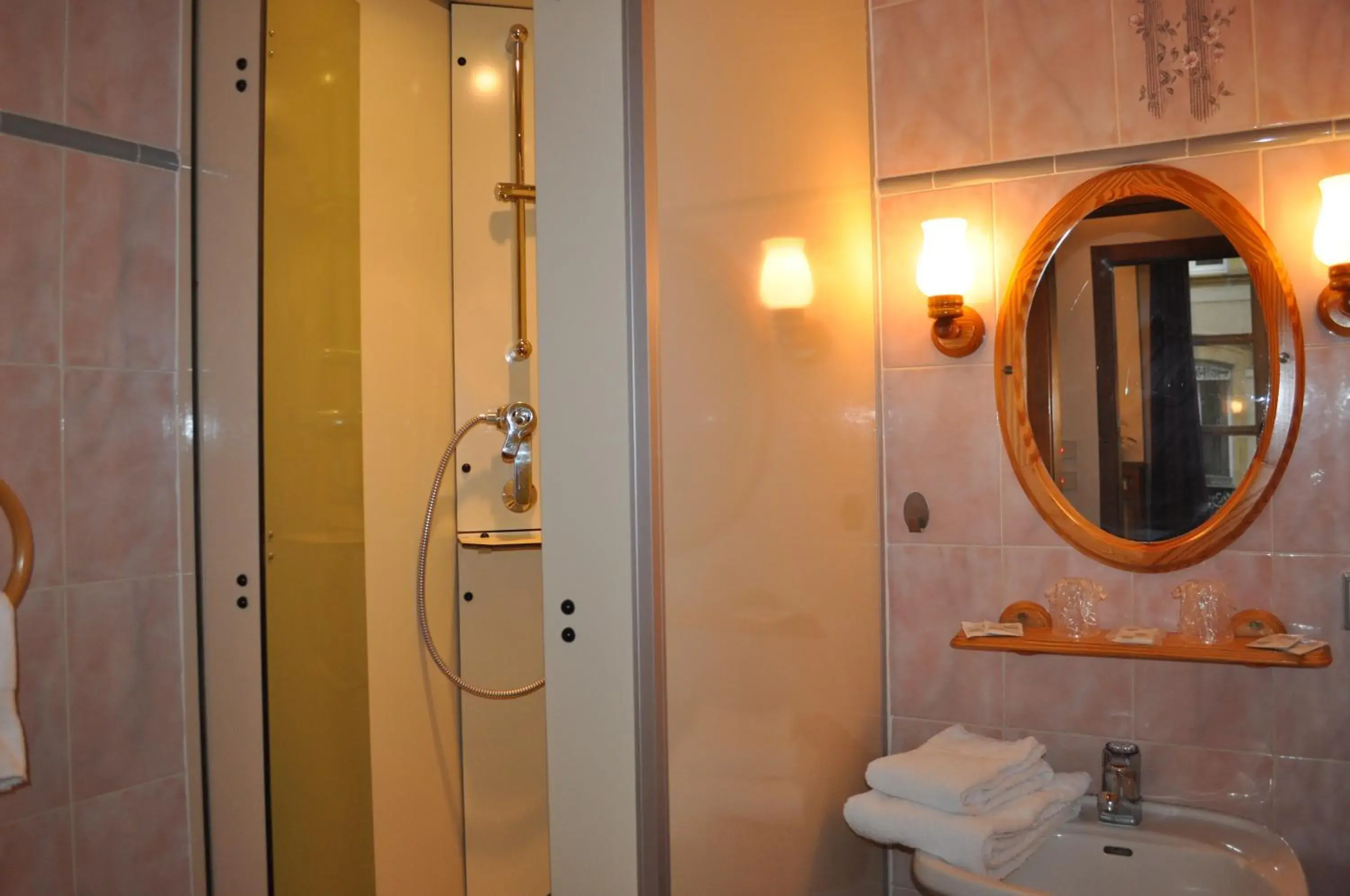 Bathroom in Hôtel du Centre