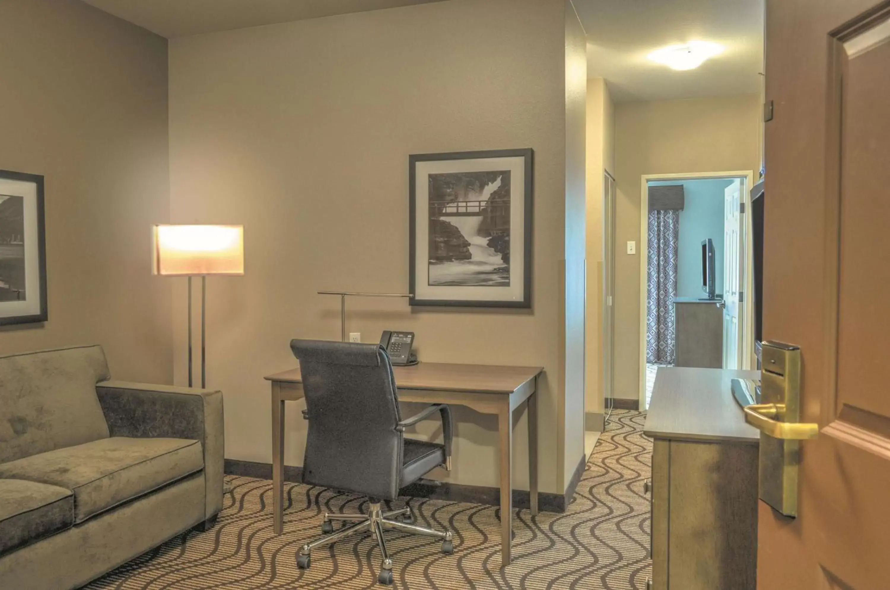 Photo of the whole room, Seating Area in Best Western Plus Kalispell/Glacier Park West Hotel & Suites