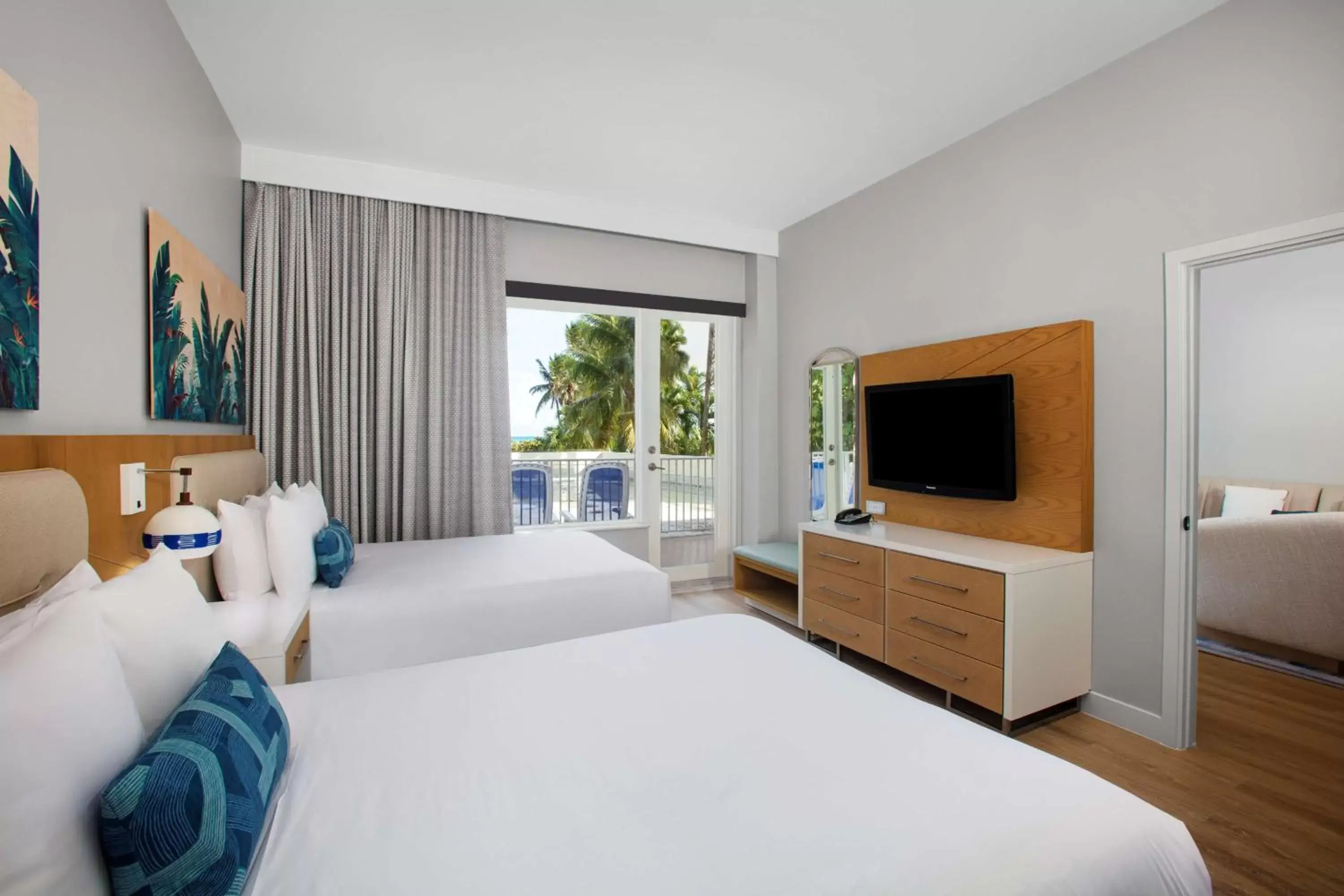 Bedroom, Bed in Radisson Resort Miami Beach