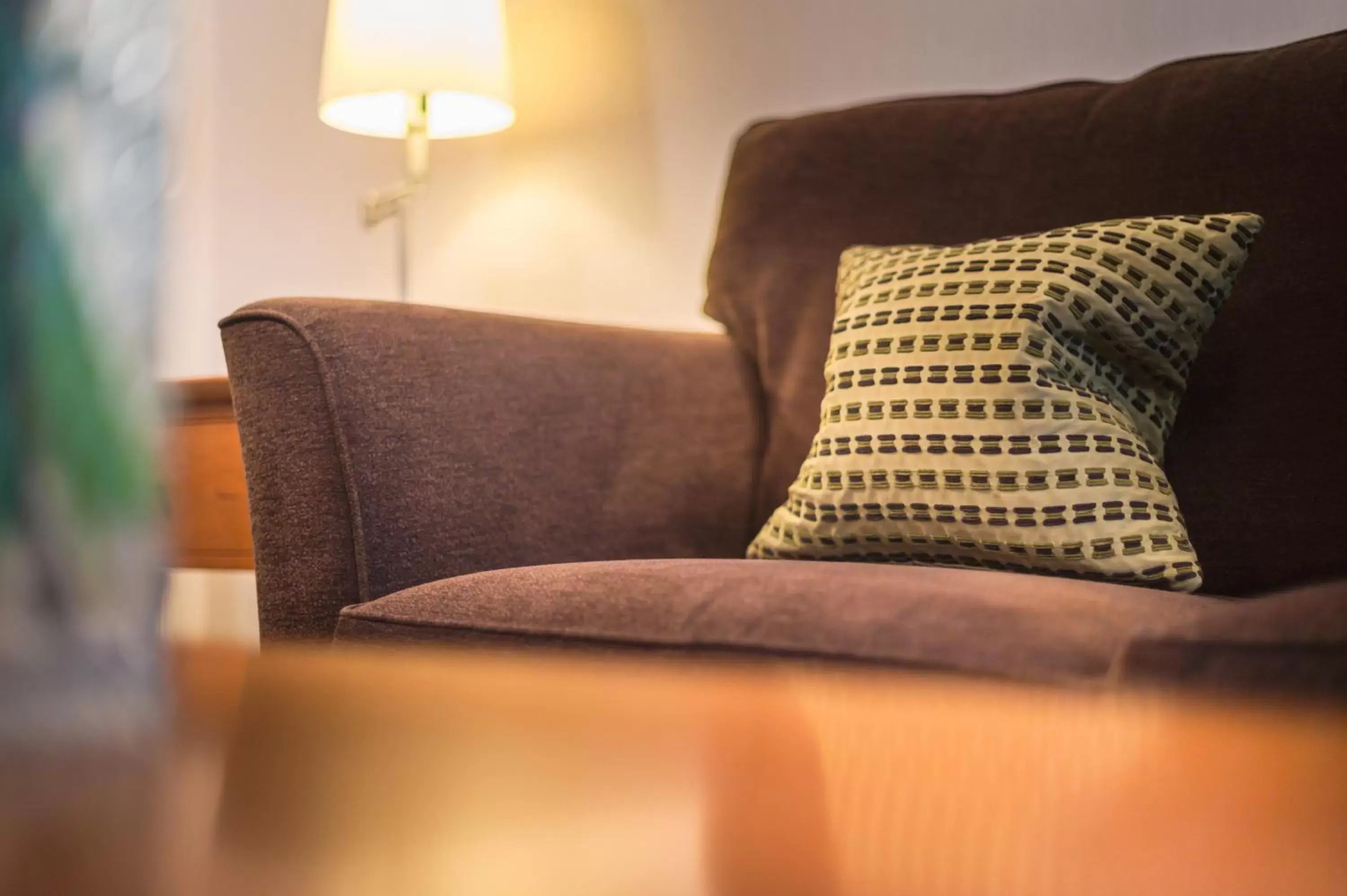 Living room, Seating Area in The Knight Residence by Mansley