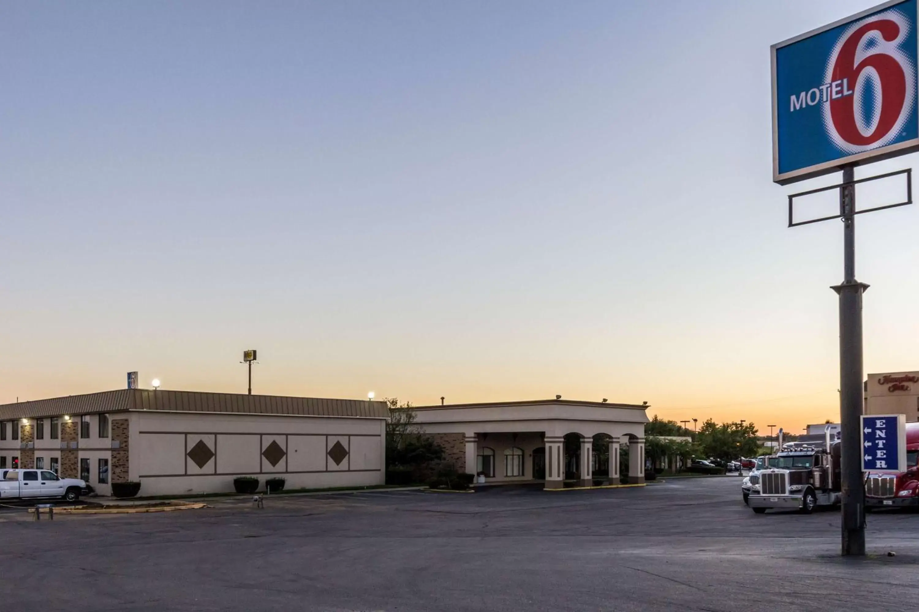 Property Building in Motel 6-Springfield, OH