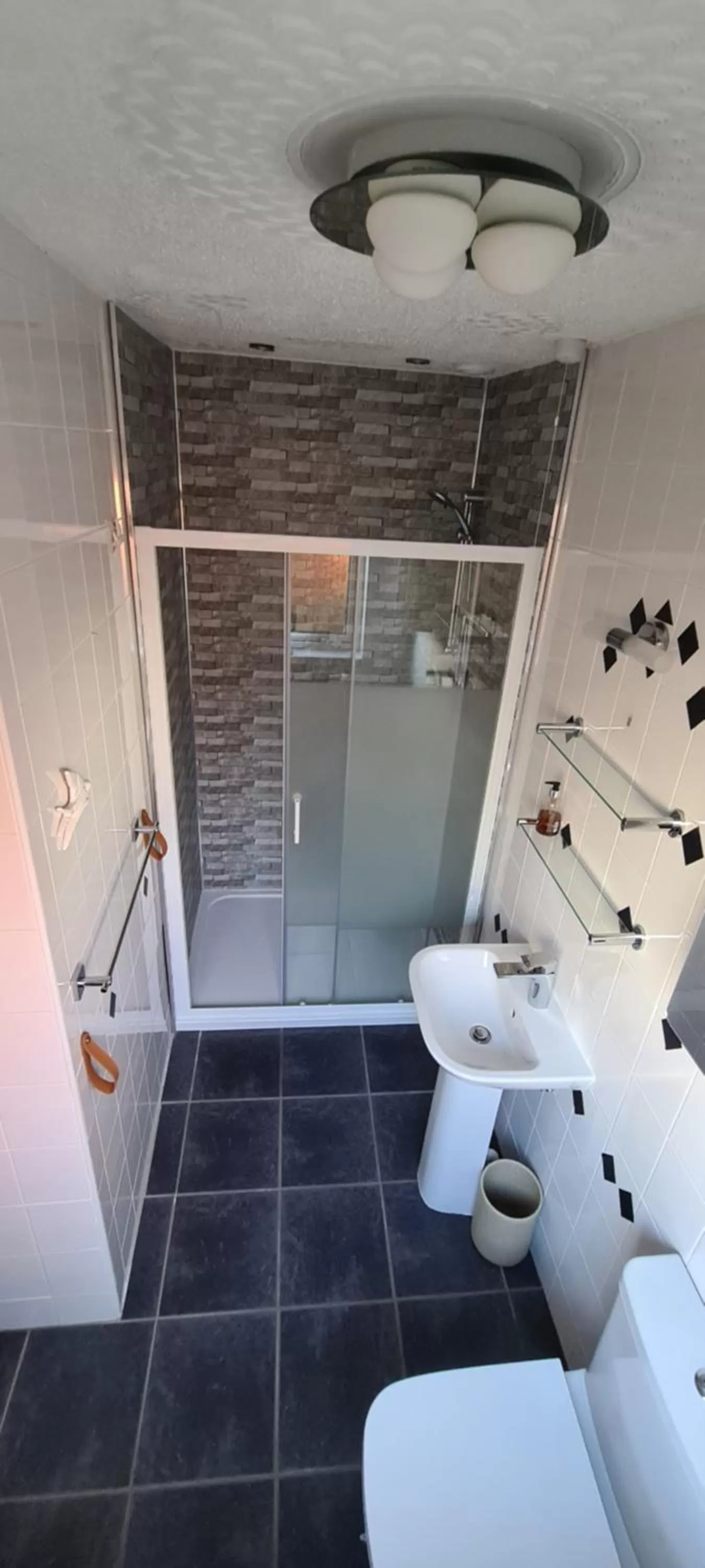 Shower in Lowefield B&B