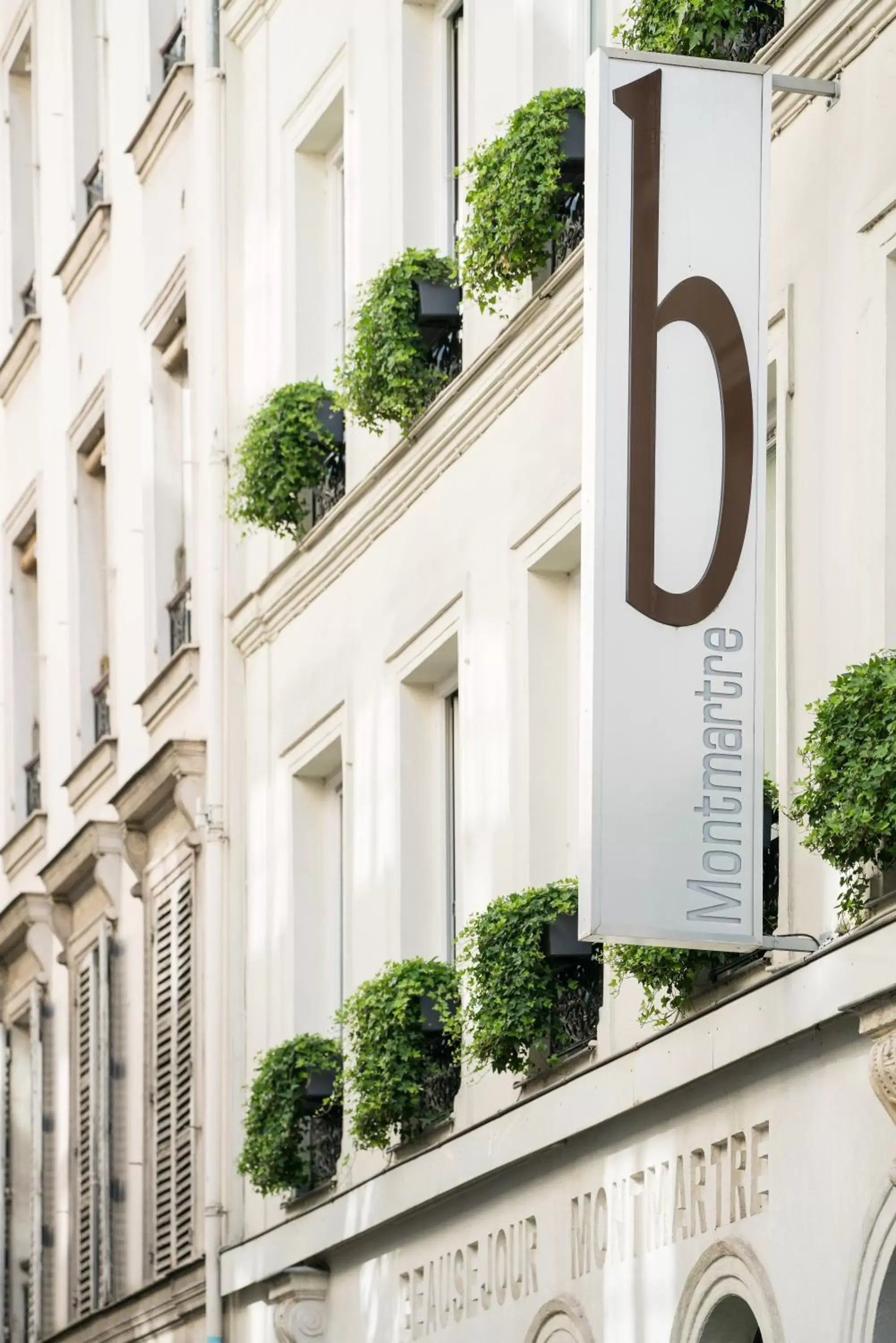 Property building in B Montmartre