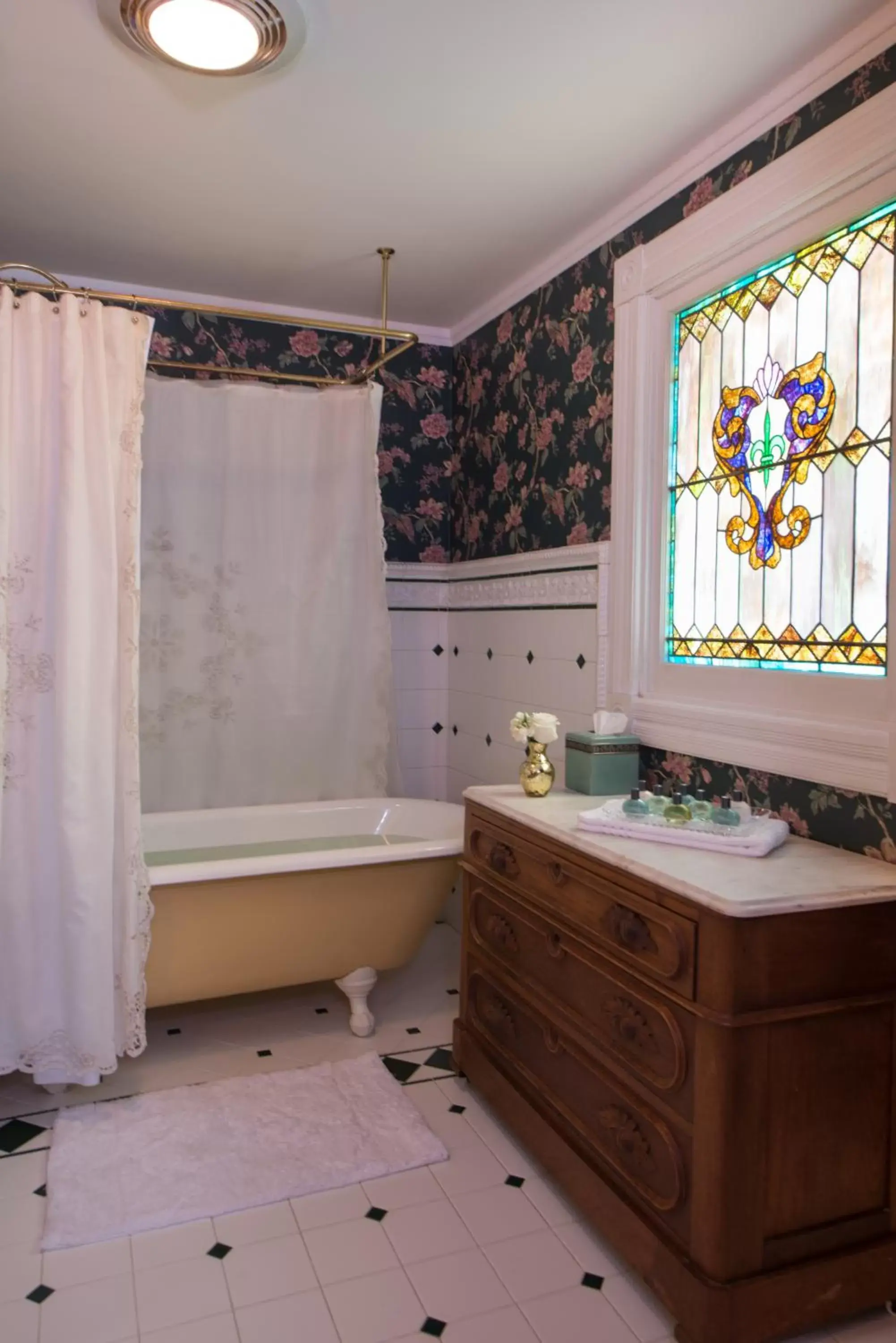 Bath, Bathroom in White Doe Inn Bed & Breakfast
