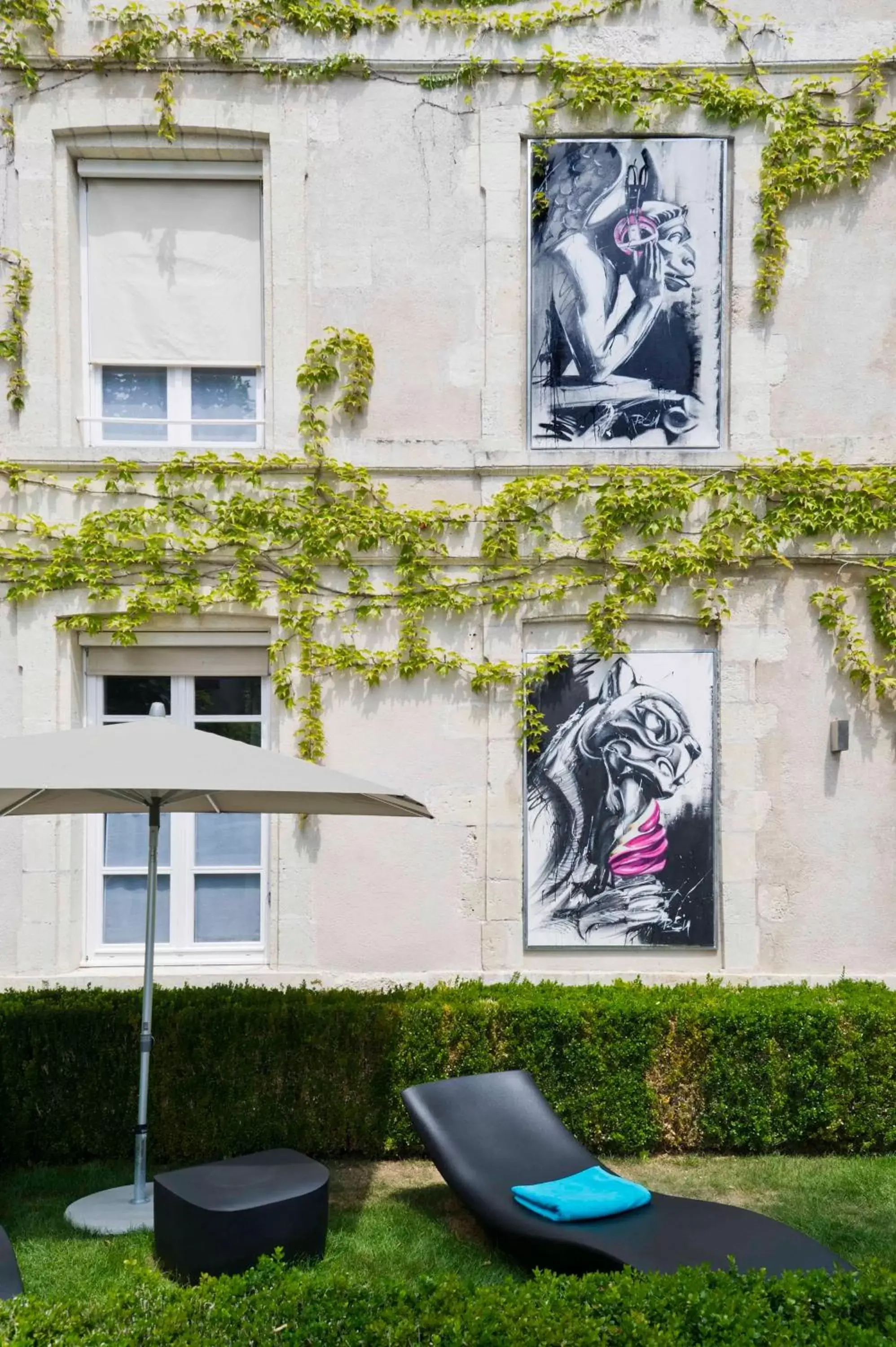 Facade/entrance, Property Building in Hôtel La Monnaie Art & Spa