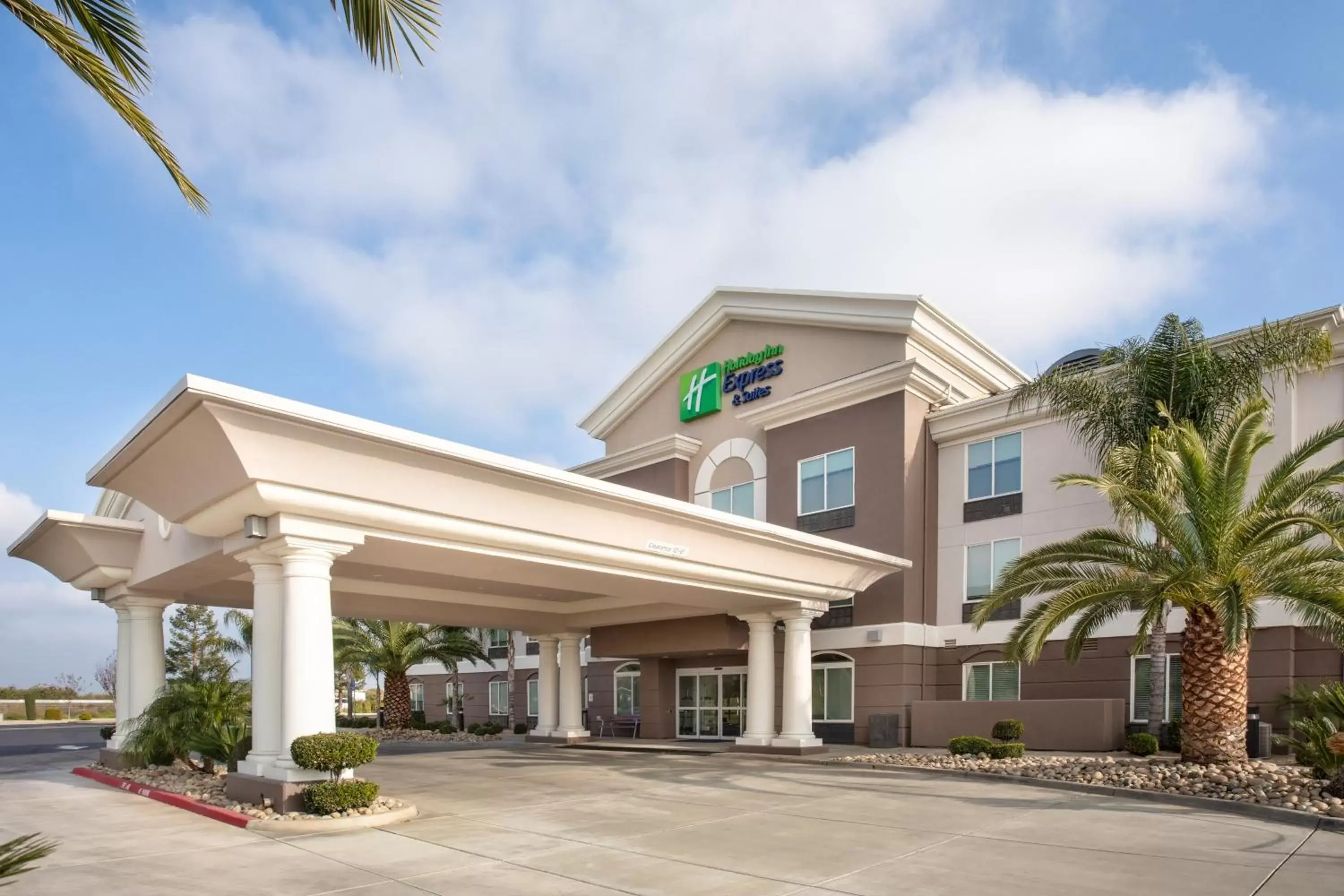 Property Building in Holiday Inn Express & Suites Yosemite Park Area, an IHG Hotel