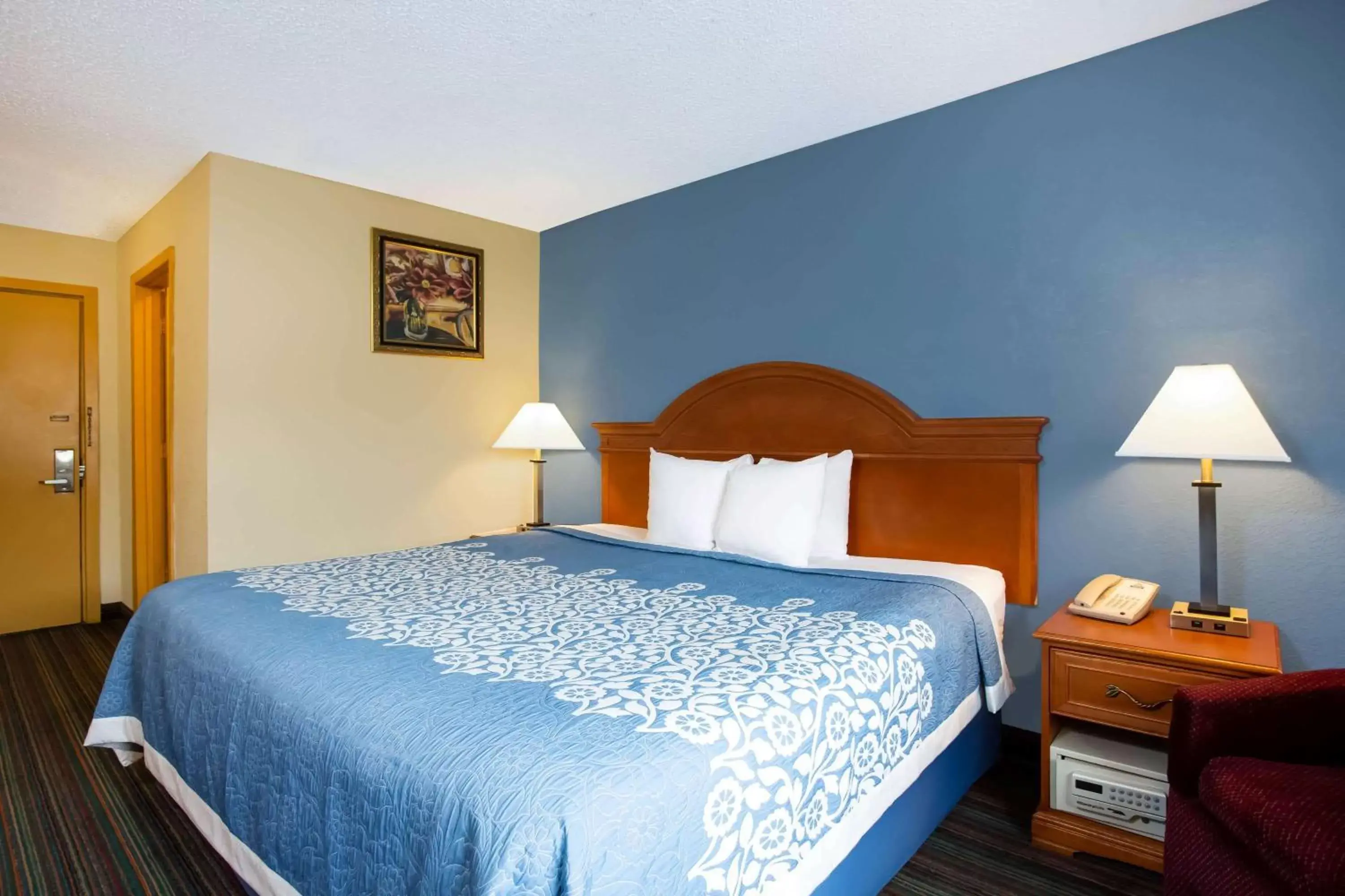 Photo of the whole room, Bed in Days Inn by Wyndham Runnemede Philadelphia Area