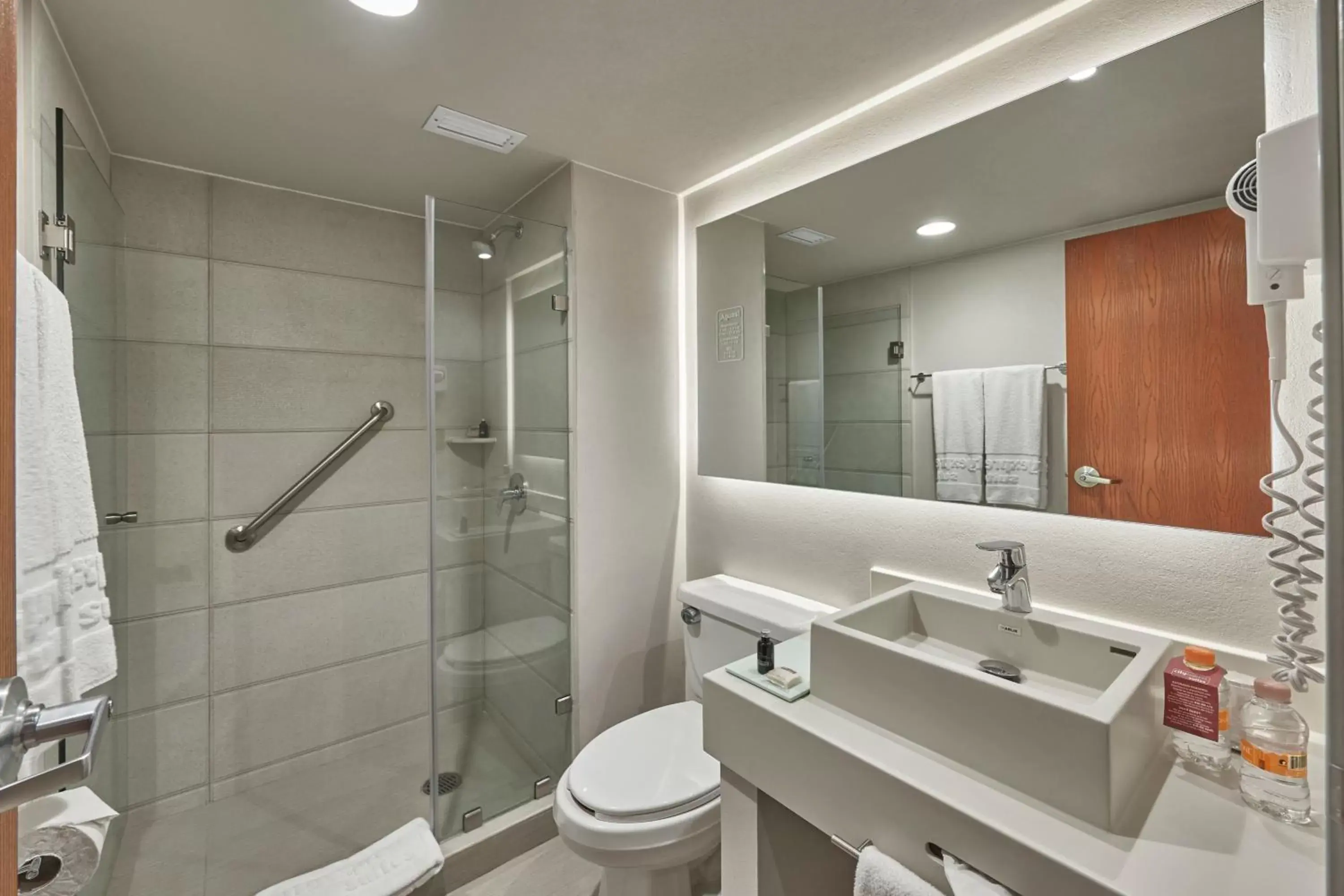 Bedroom, Bathroom in City Express Suites by Marriott Queretaro