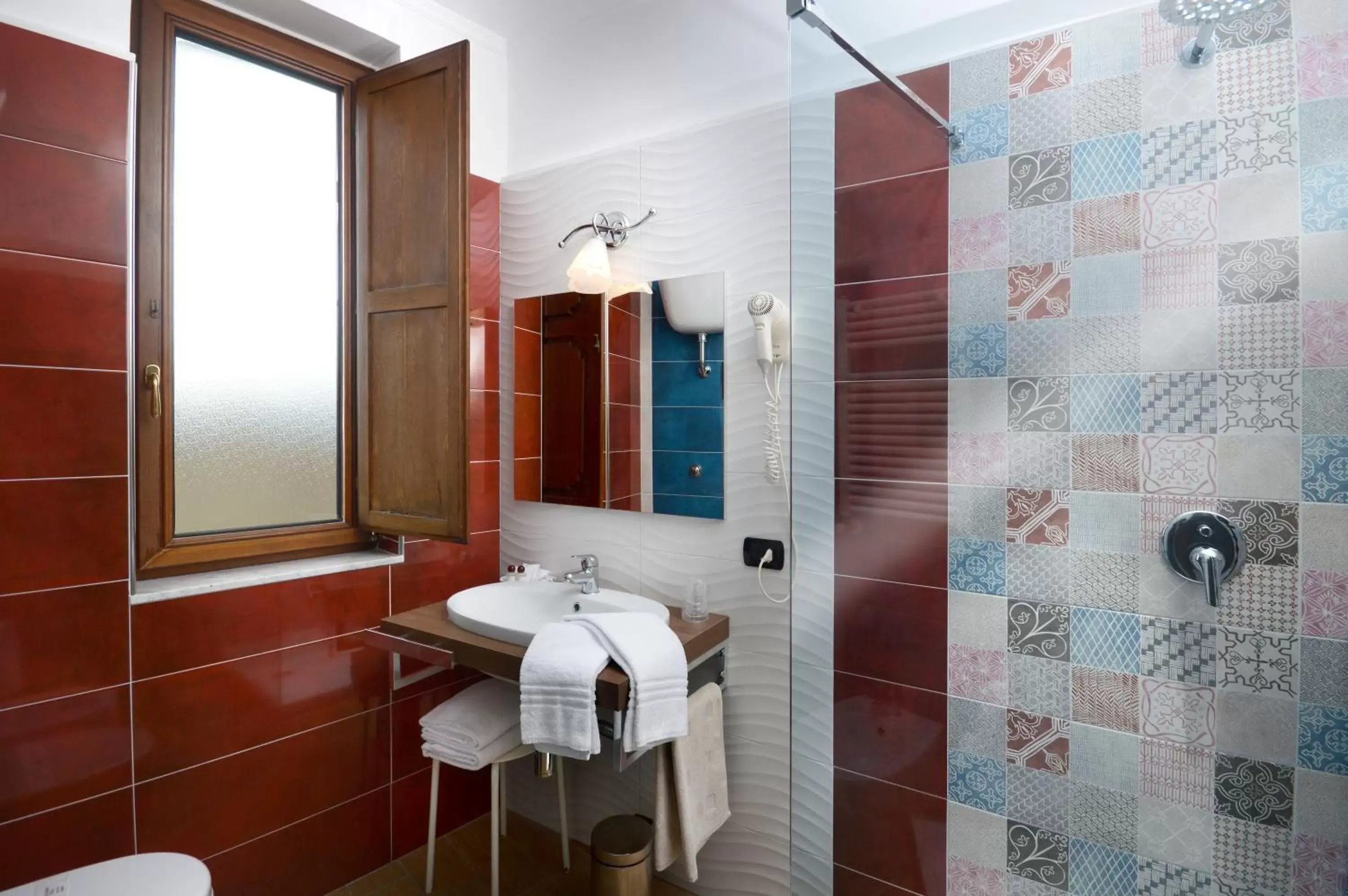 Shower, Bathroom in Pinto-Storey Hotel