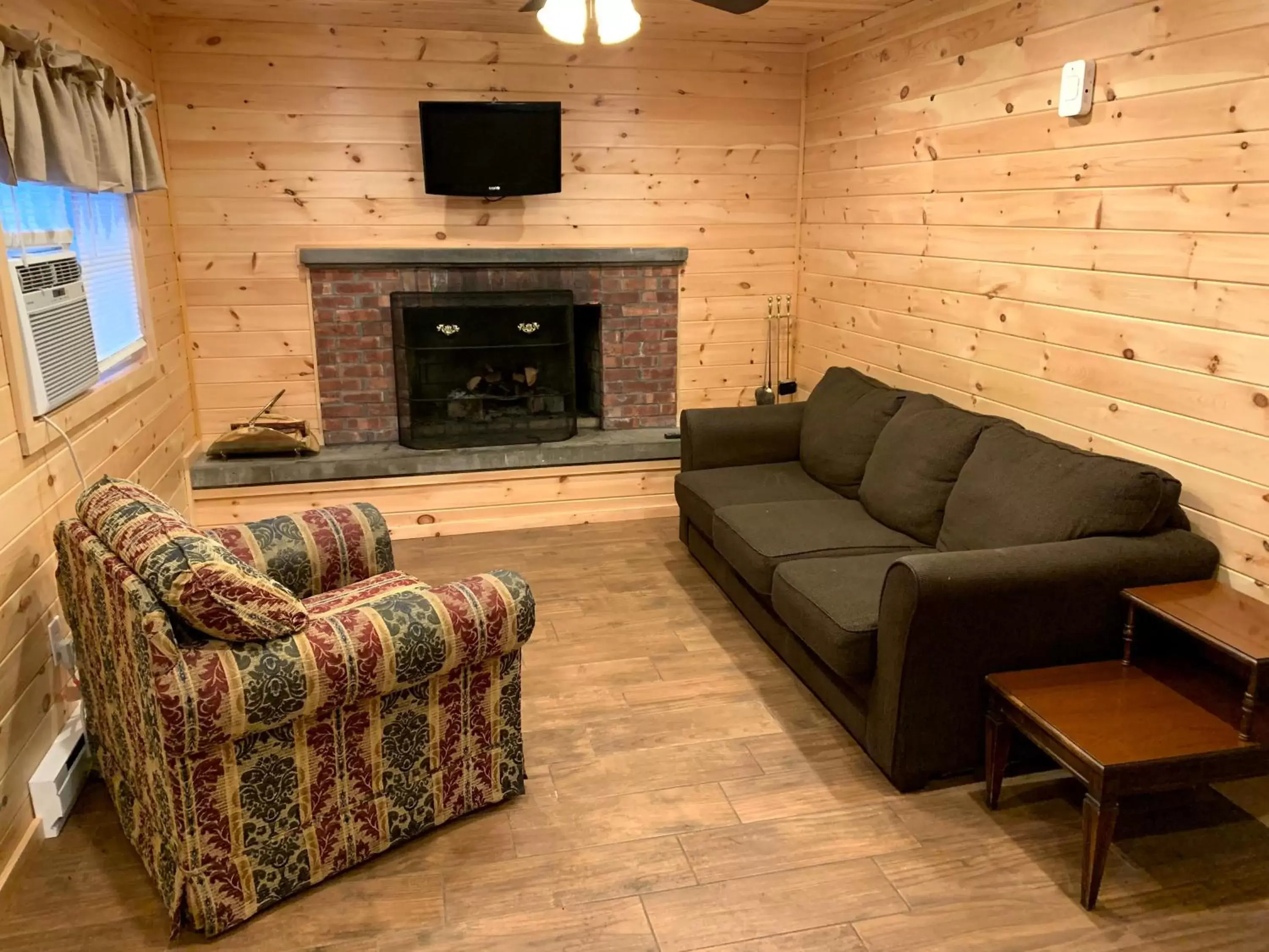 TV and multimedia, Seating Area in Hill View Motel and Cottages