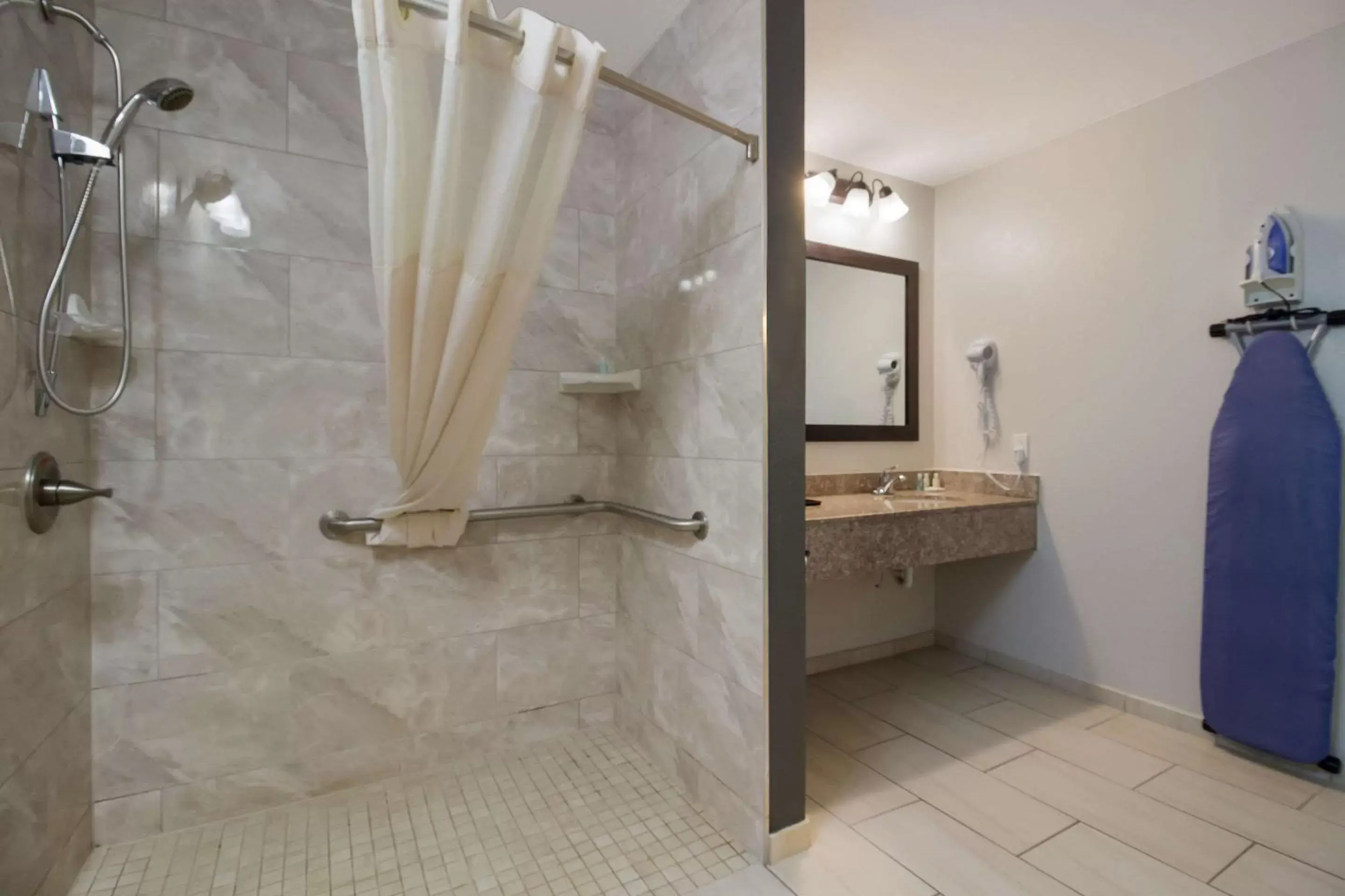 Bedroom in Quality Inn Coliseum Bedroom in Quality Inn Coliseum