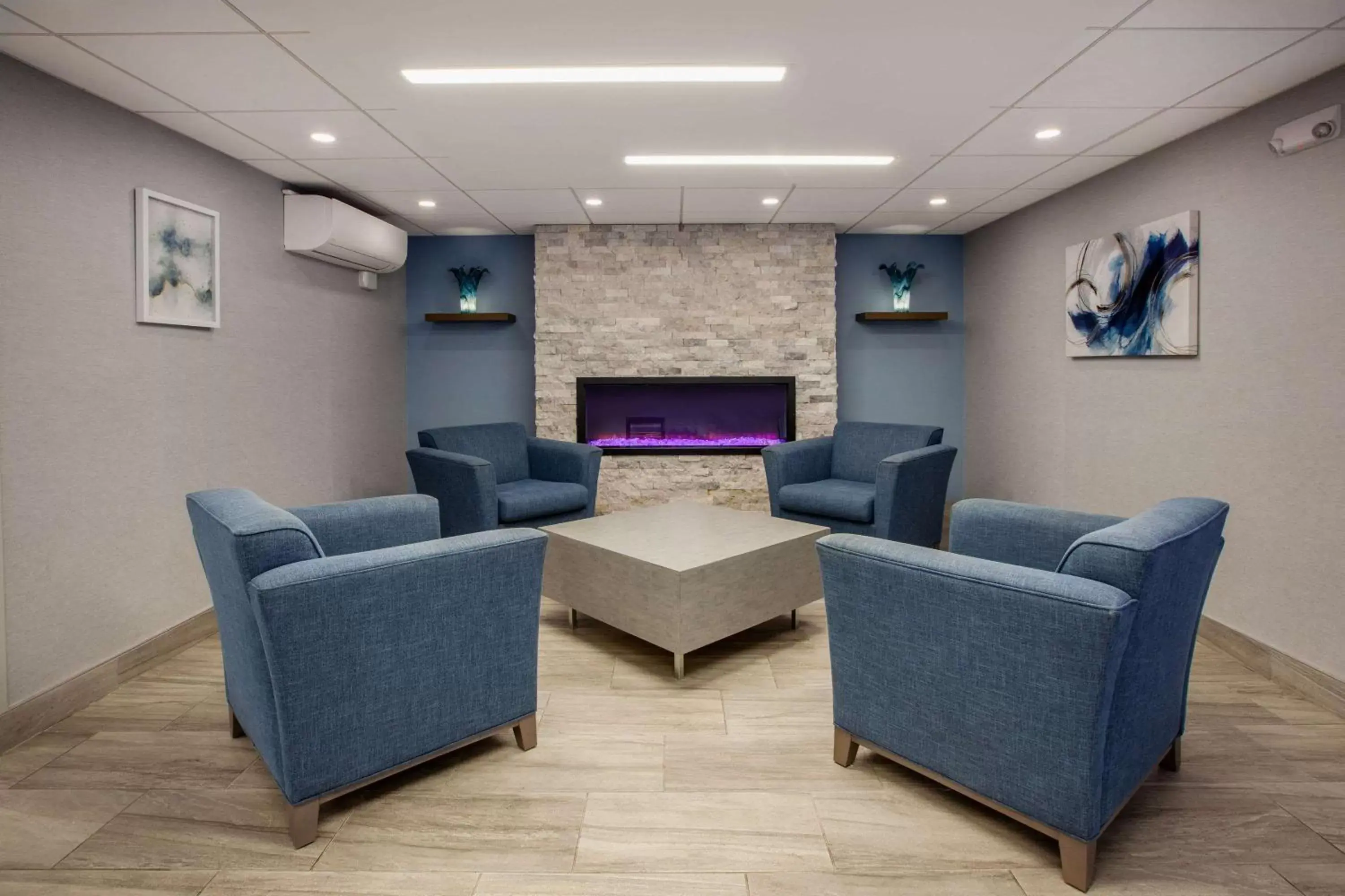 Seating Area in Wingate by Wyndham Detroit Metro Airport