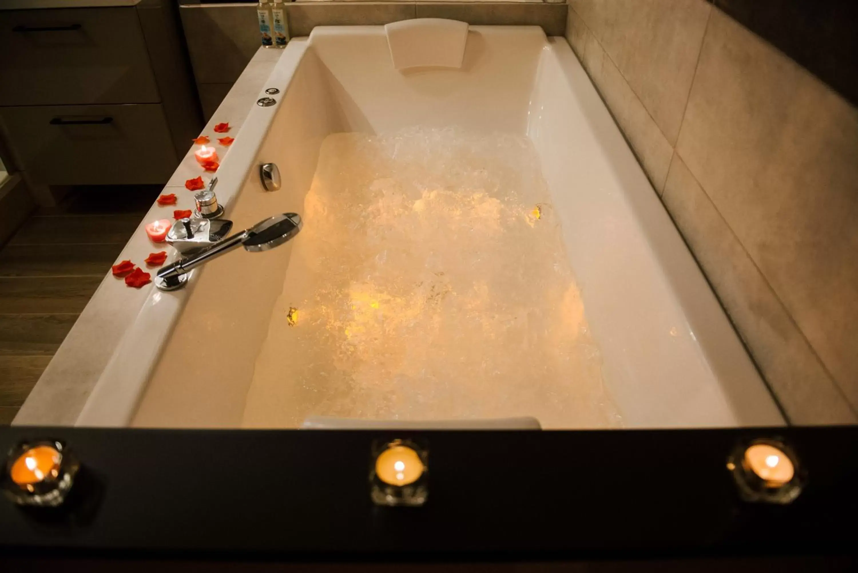 Hot Tub, Bathroom in La Suite Romantique avec Jacuzzi au Cœur de Perpignan