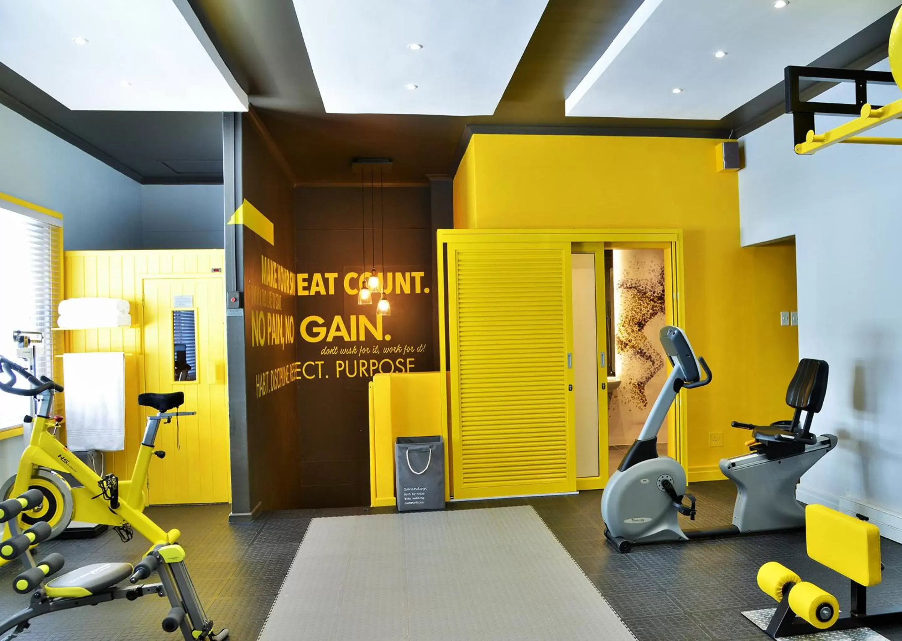 People, Fitness Center/Facilities in Peninsula All Suite Hotel by Dream Resorts