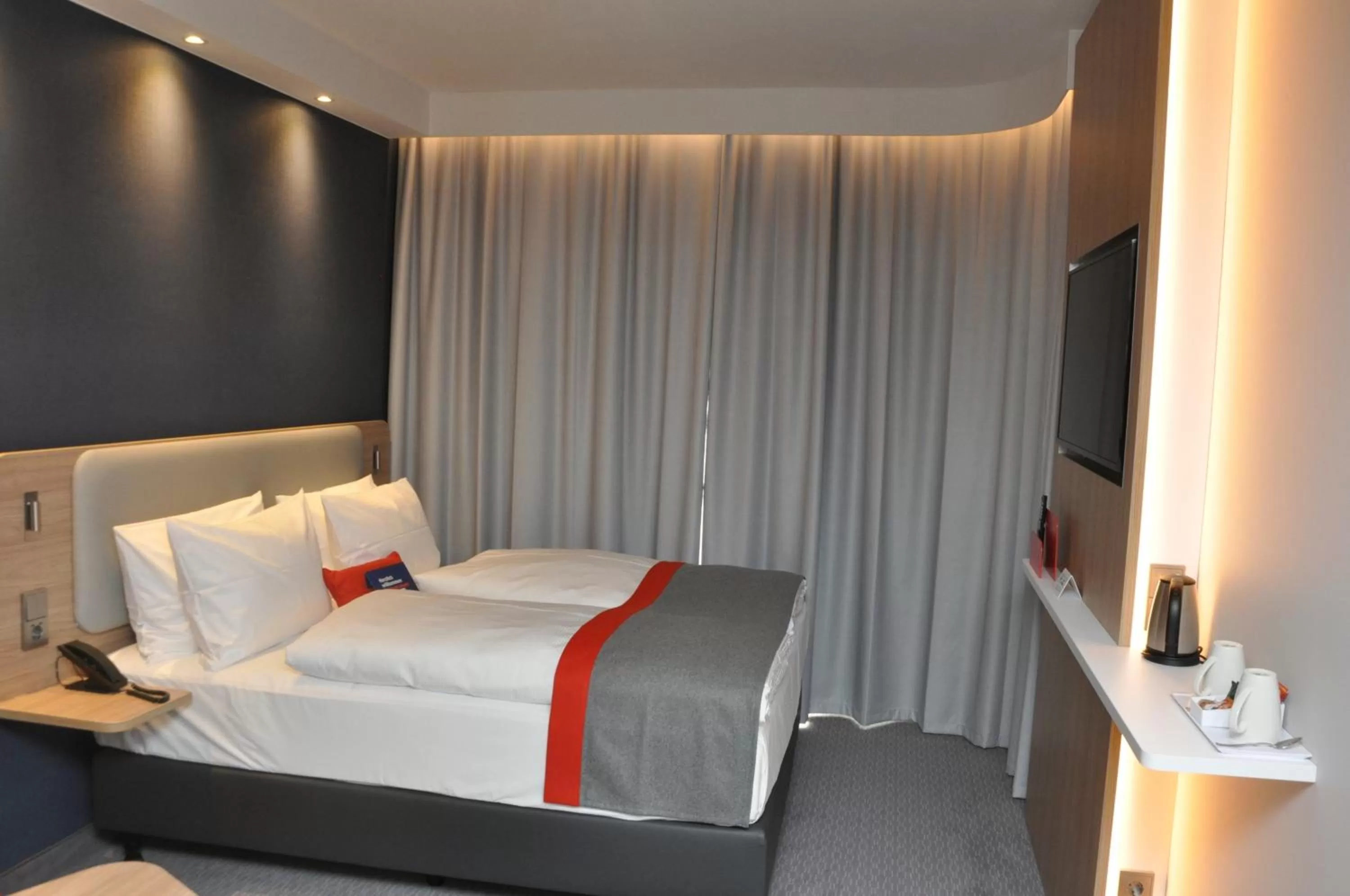 Photo of the whole room, Bed in Holiday Inn Express - Sindelfingen by IHG