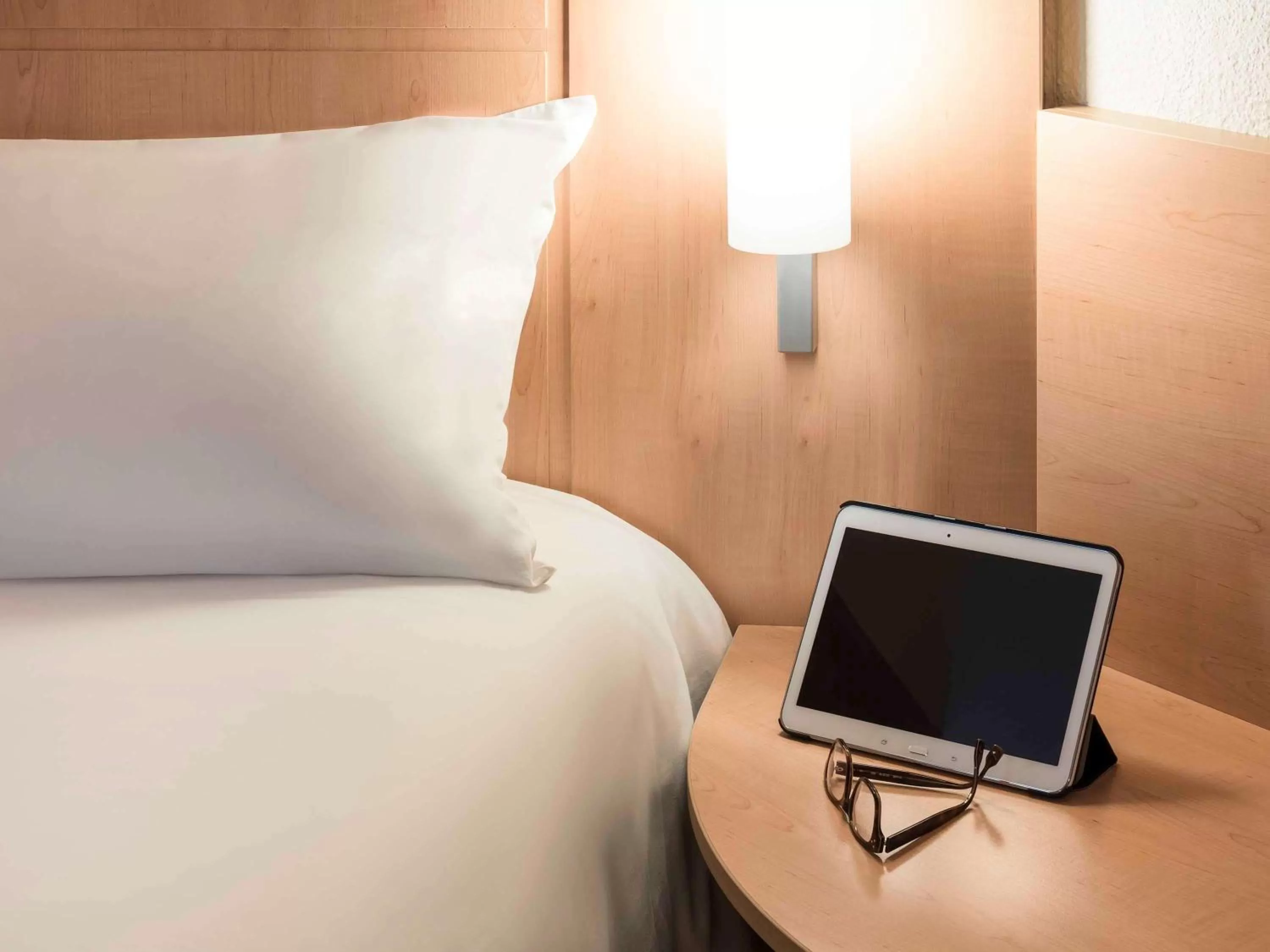 Photo of the whole room, Bed in ibis Angers Centre Chateau