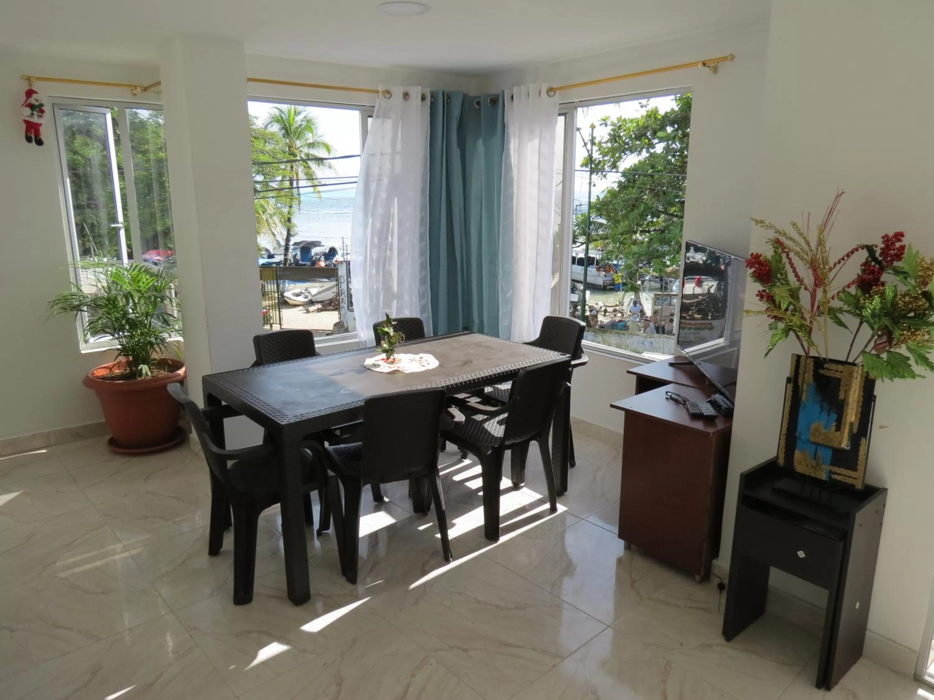 Dining area in ZOJO MARiNA BAY