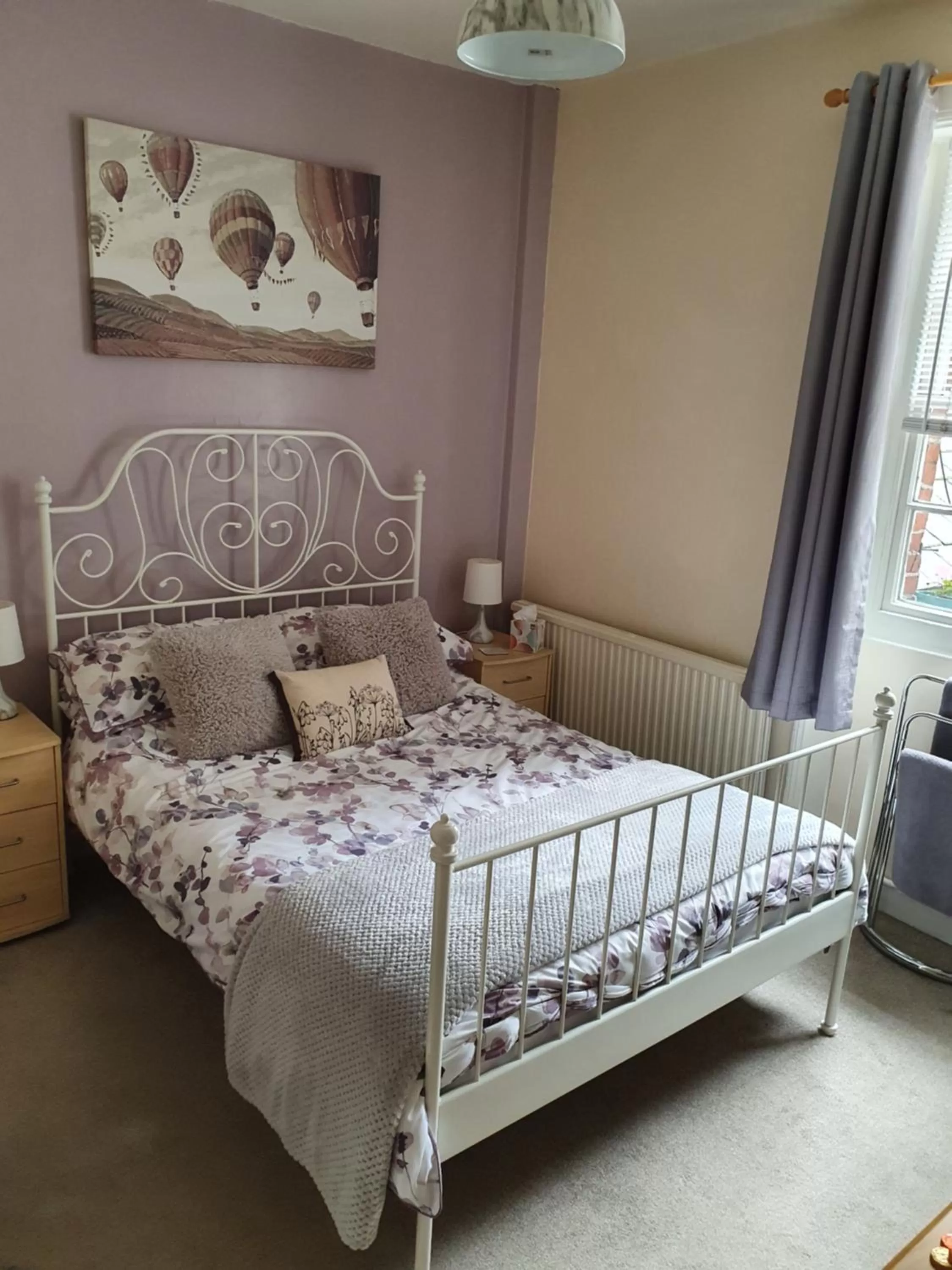 Photo of the whole room, Bed in Lyndale Guest House