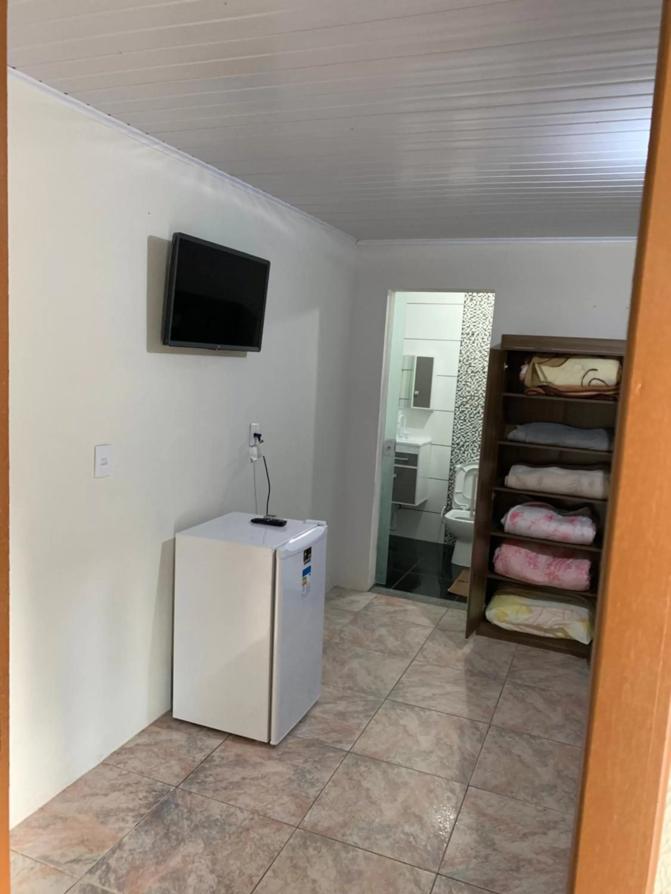 Communal lounge/ TV room, TV/Entertainment Center in Pousada Tio Tonho