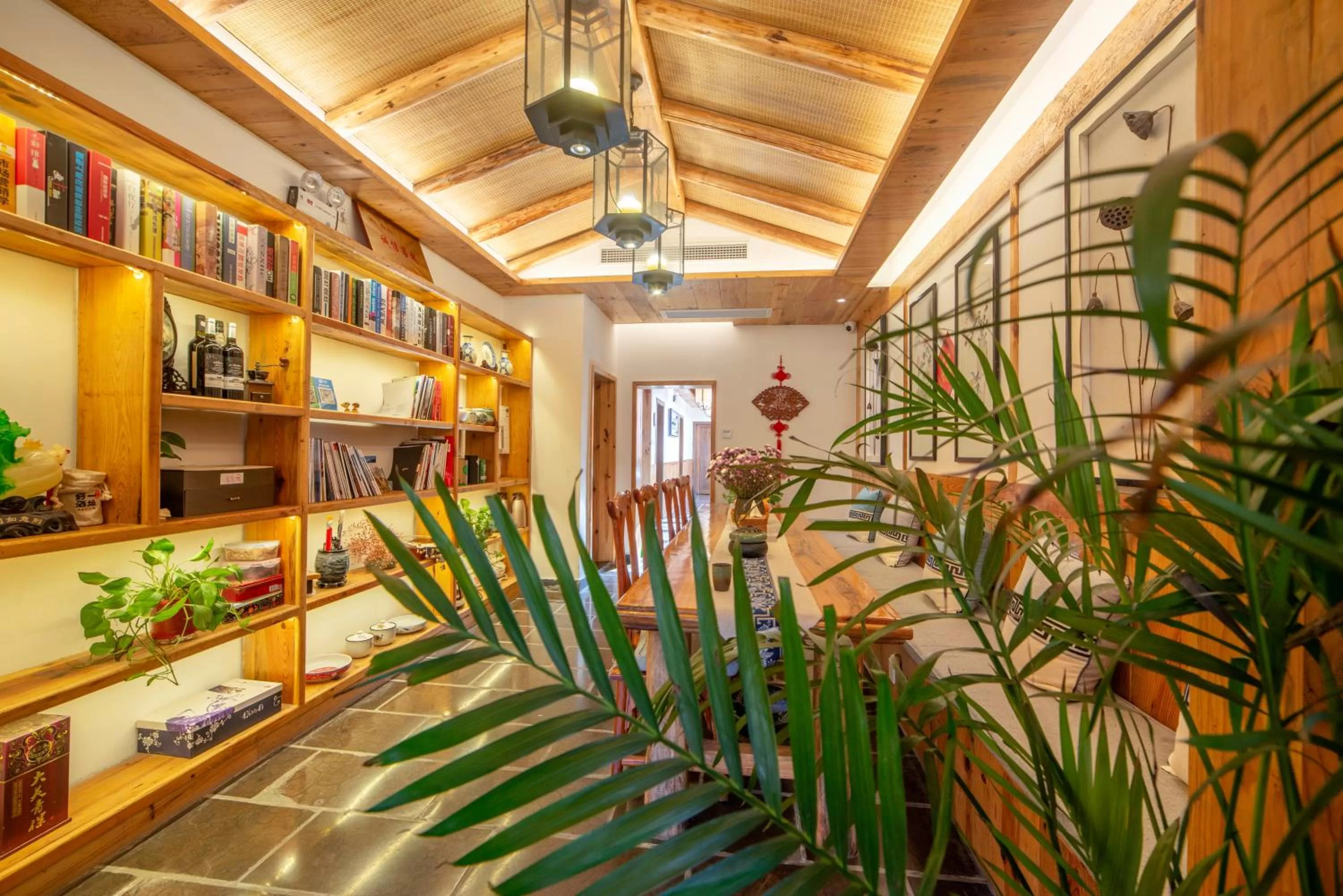 Library in Yuelu Homestay