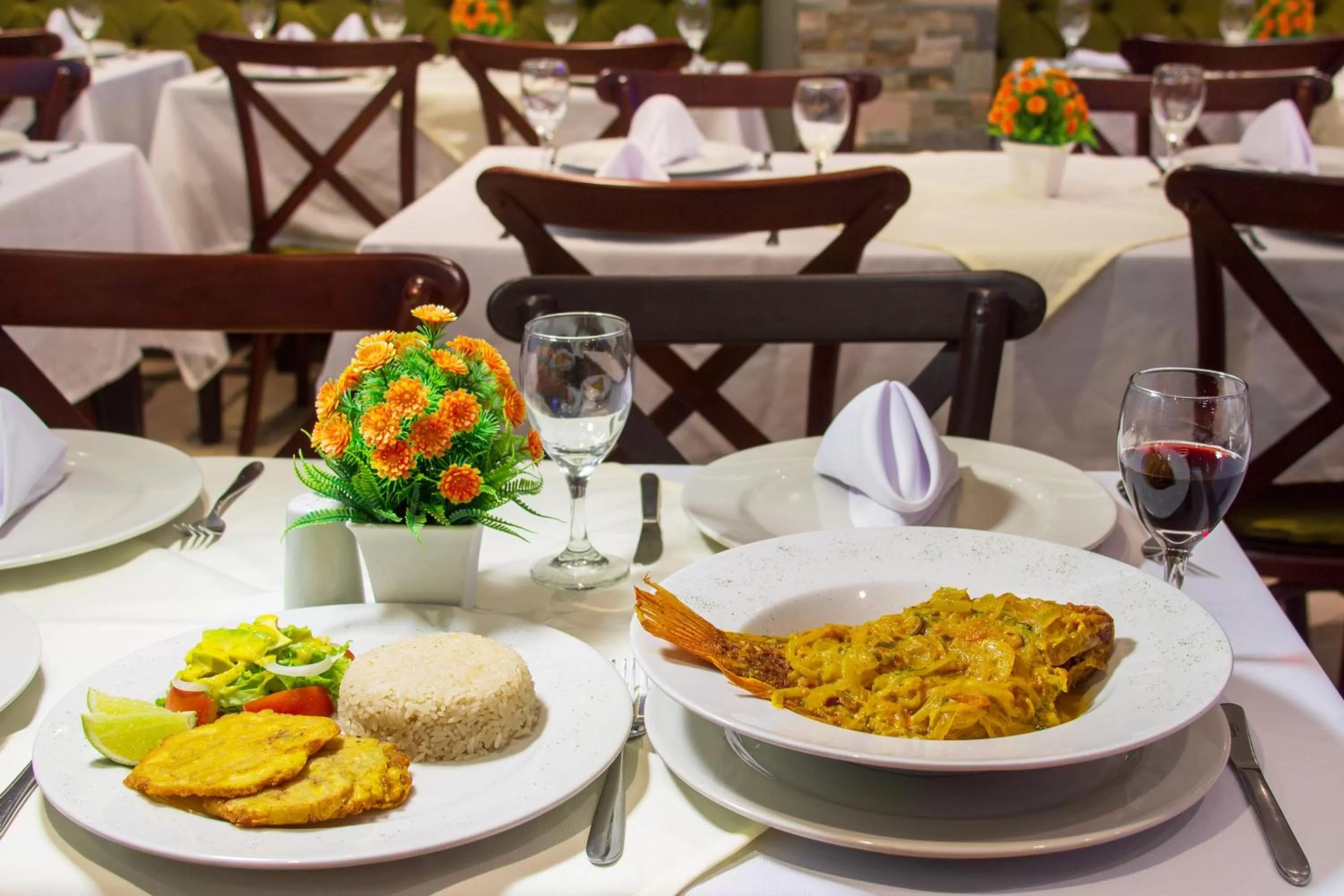 Restaurant/places to eat in Hotel Aixo Suites By GEH Suites