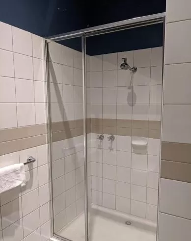 Bathroom in Tolarno Hotel