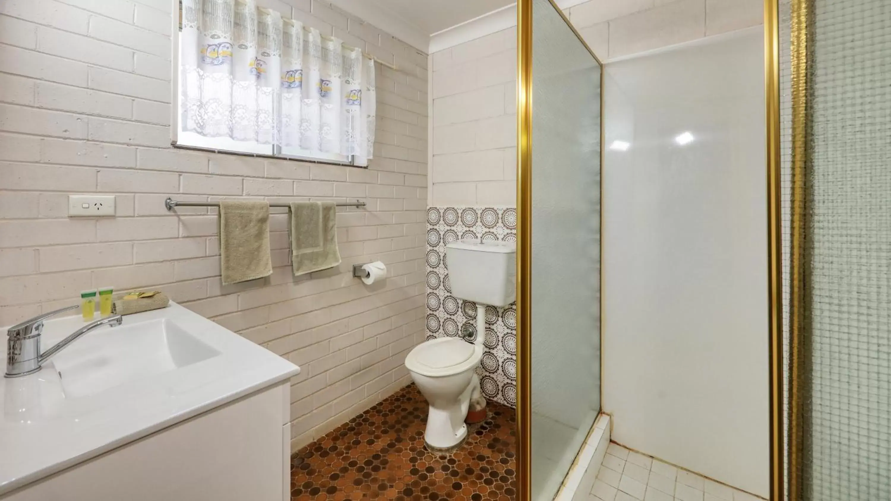Shower, Bathroom in Matthew Flinders Motor Inn