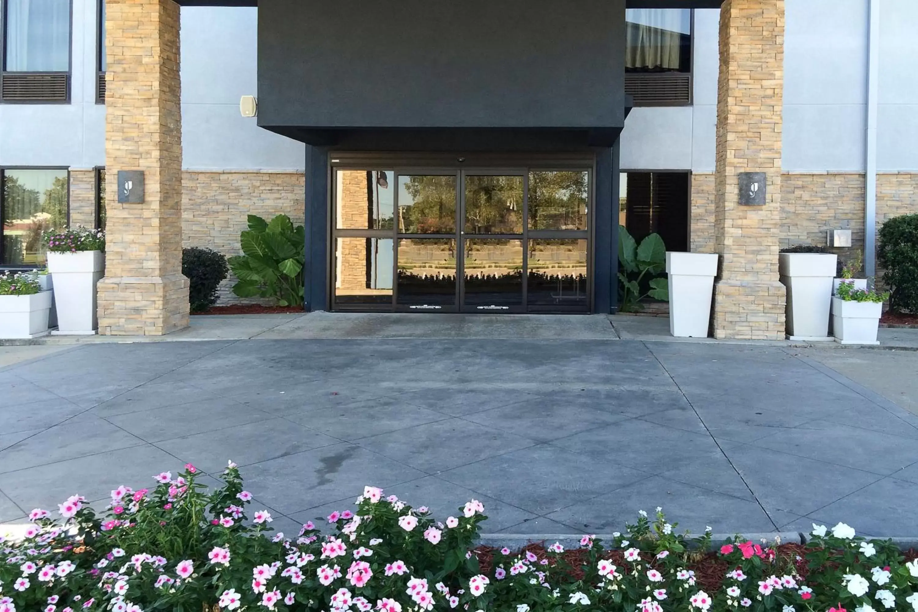 Facade/Entrance in Country Inn & Suites by Radisson, Bryant (Little Rock), AR