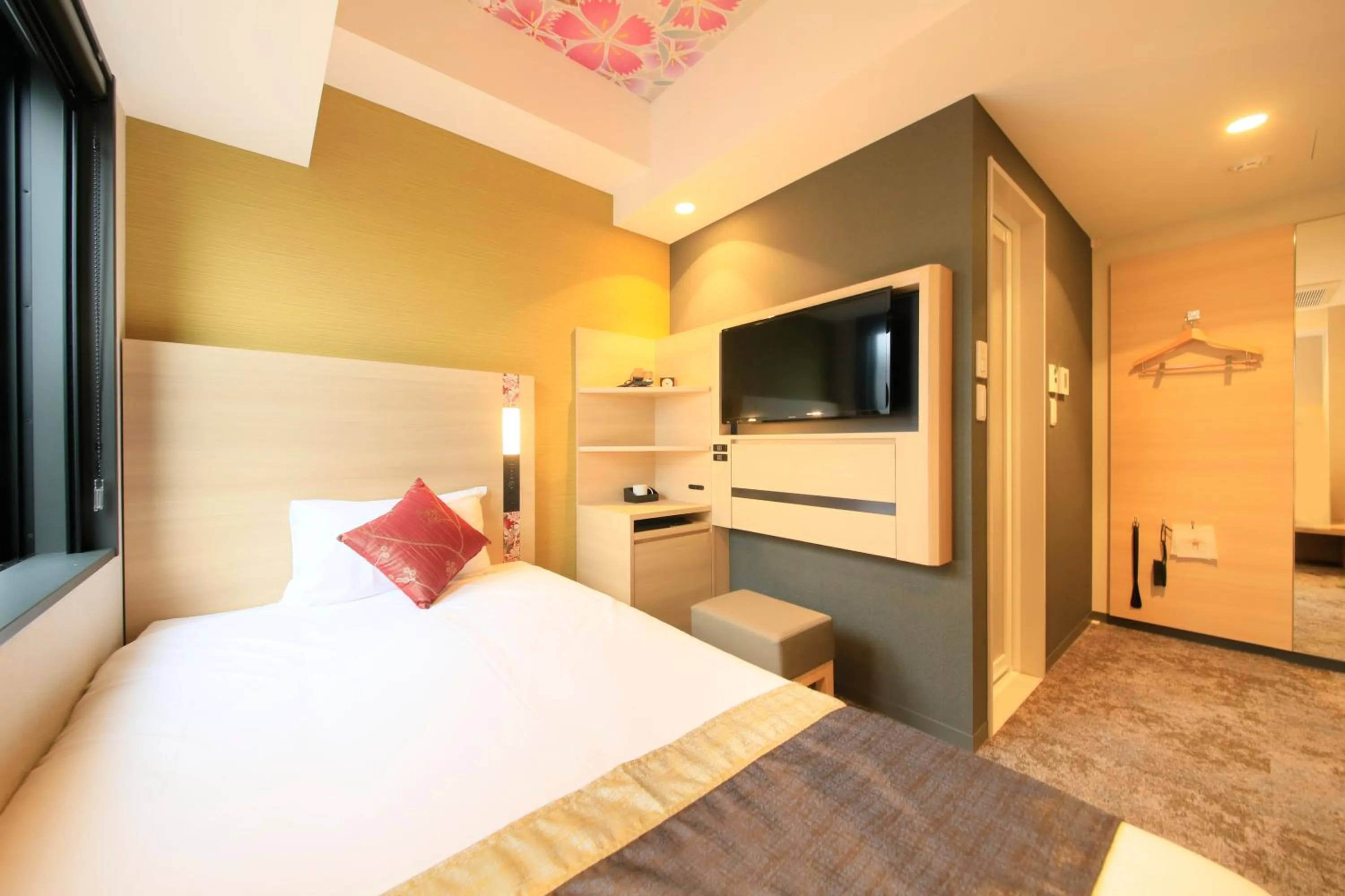 Photo of the whole room, Bed in The Hedistar Hotel Kyoto Nijo Comic & Books