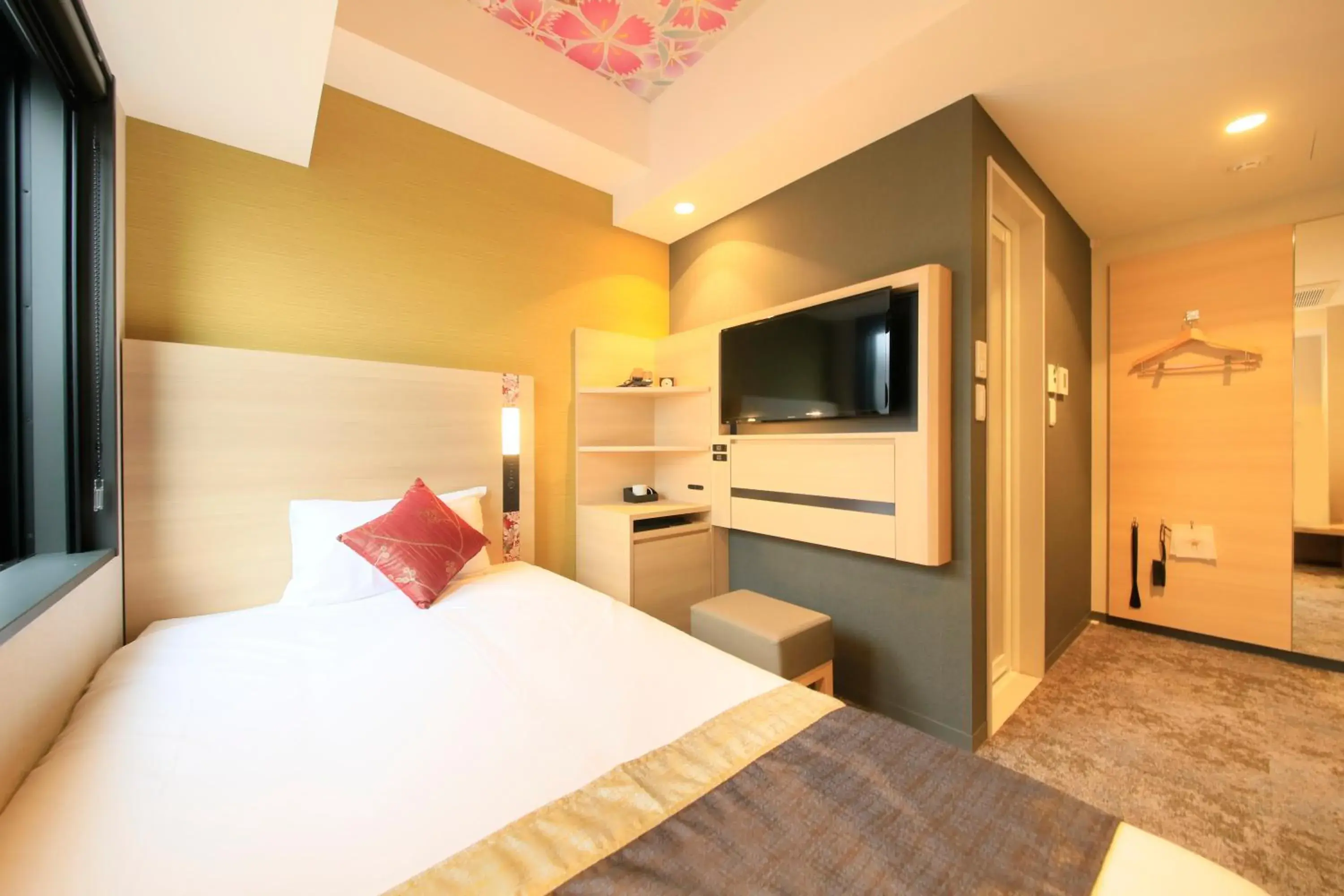 Photo of the whole room, Bed in The Hedistar Hotel Kyoto Nijo Comic & Books Photo of the whole room, Bed in The Hedistar Hotel Kyoto Nijo Comic & Books