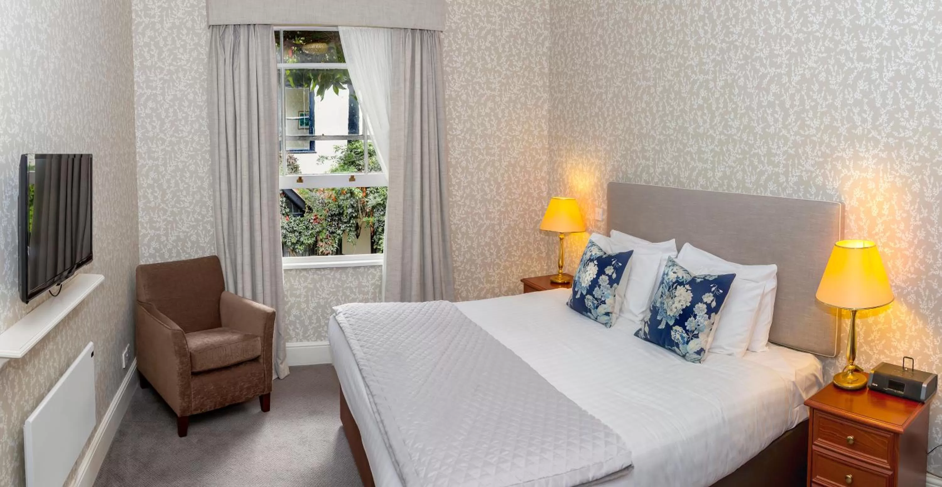 Bed in Best Western Red Lion Hotel