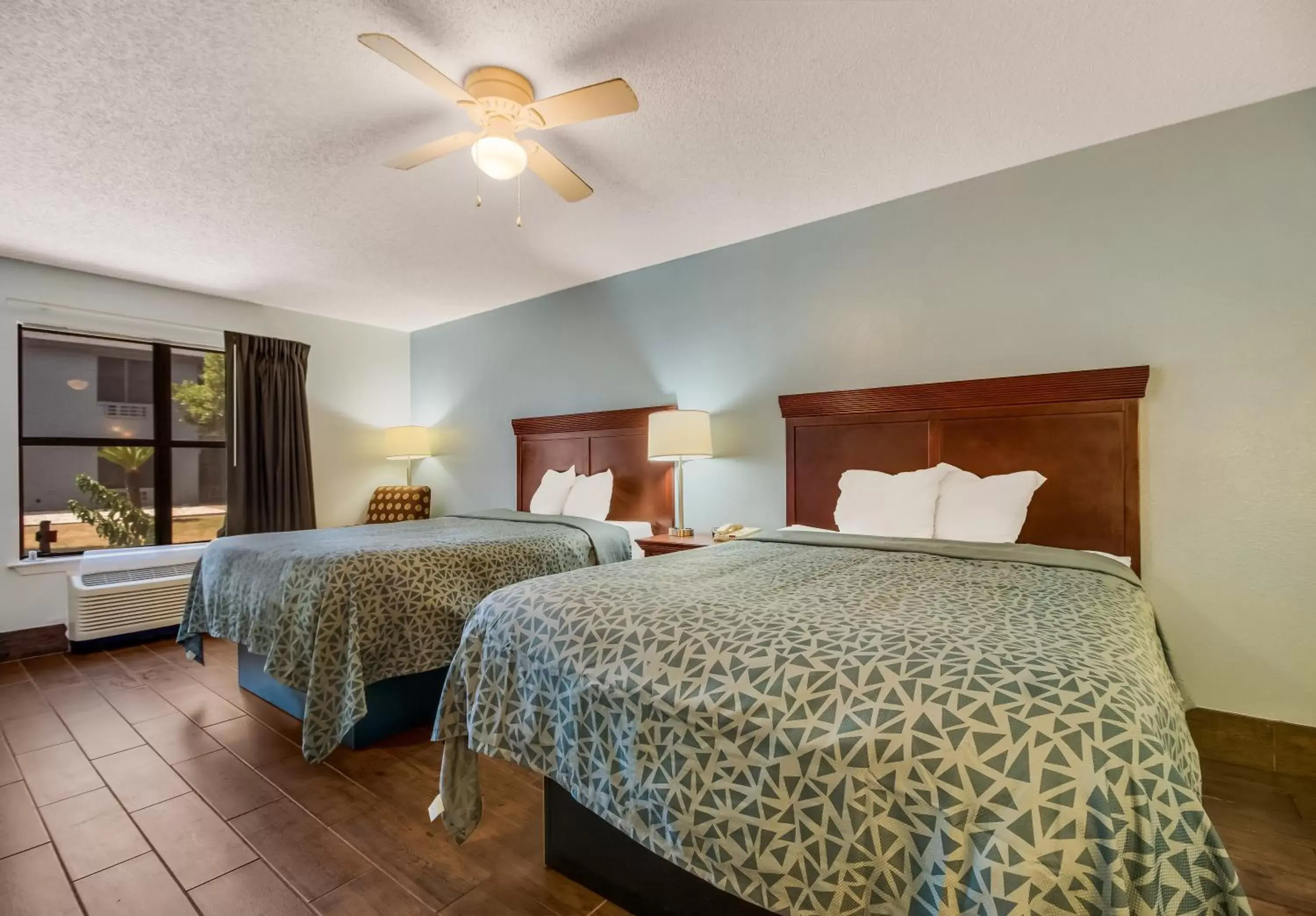 Bed in Econo Lodge Inn & Suites Fulton - Rockport