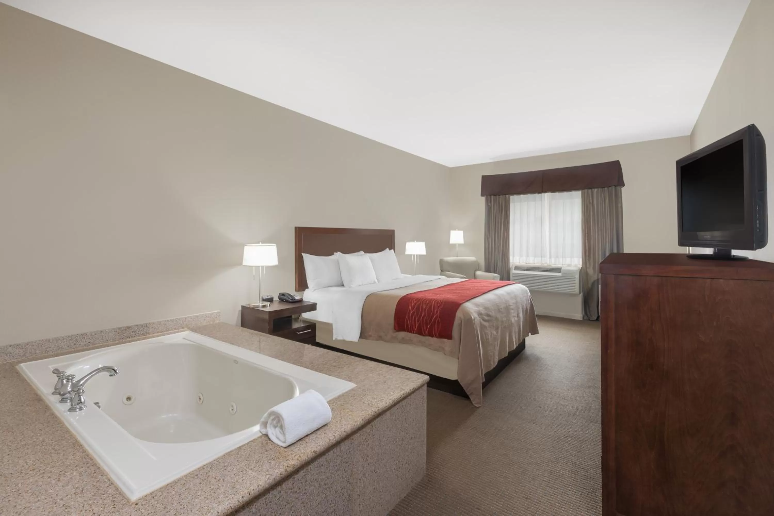Hot Tub, Bed in Baymont by Wyndham Columbus