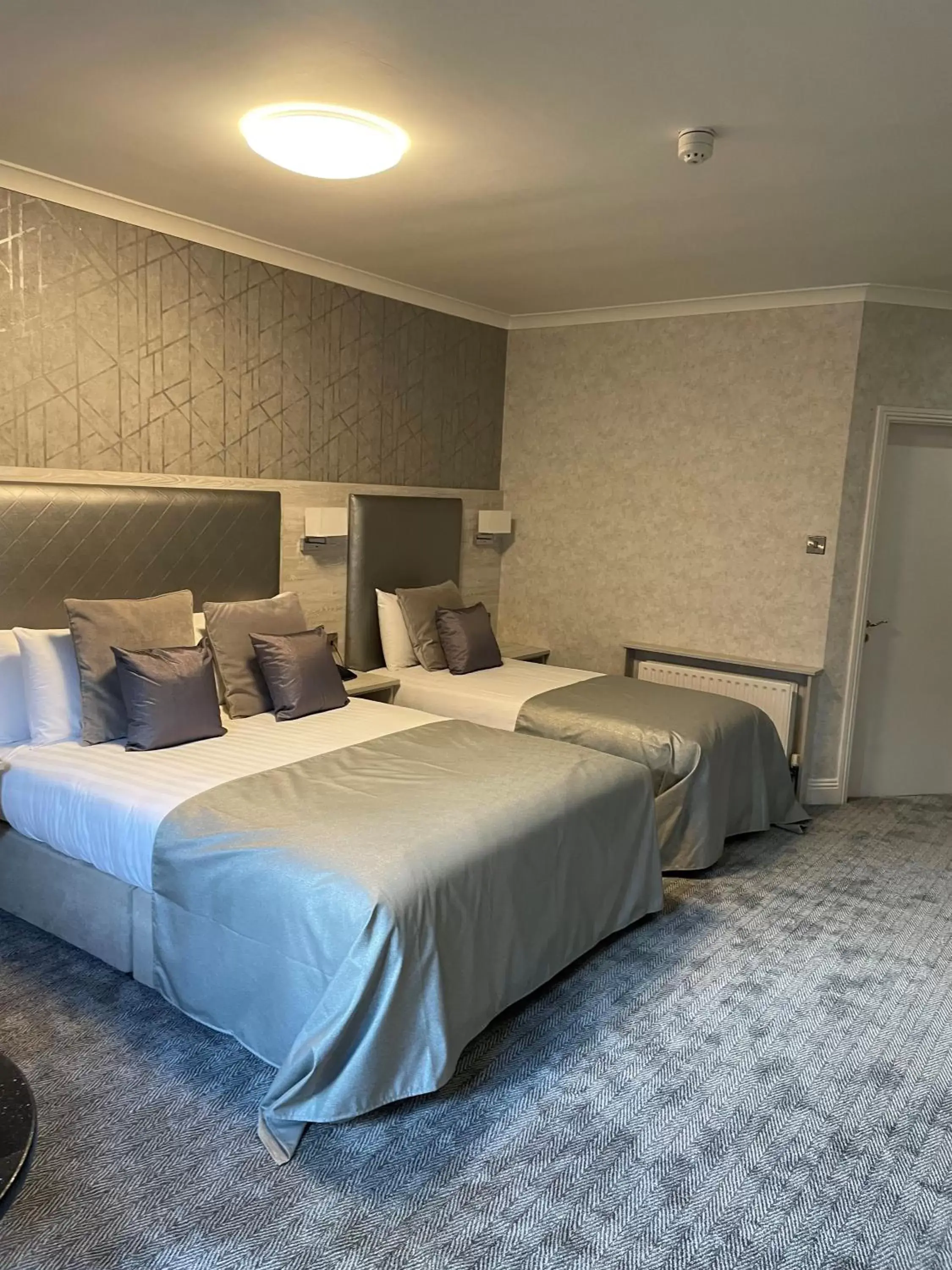 Bedroom, Bed in Mill Park Hotel